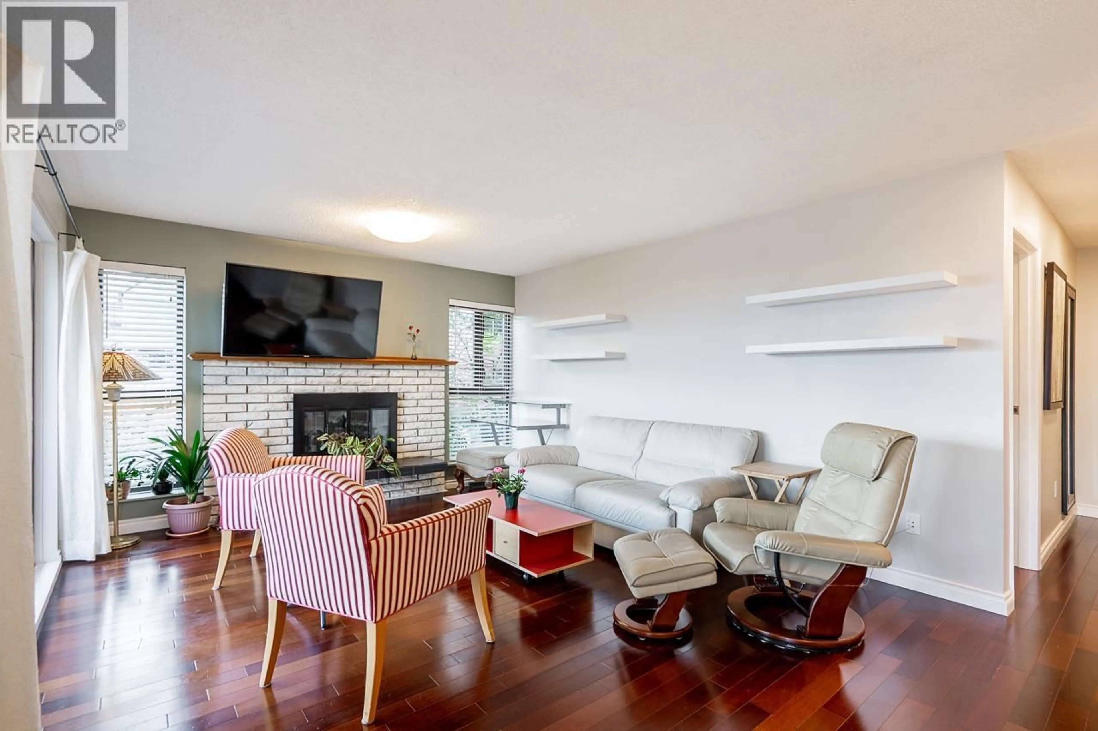 Living room with furniture, wood/laminate floor for 209 - 2211 2ND AVENUE, Vancouver British Columbia V5K1H8