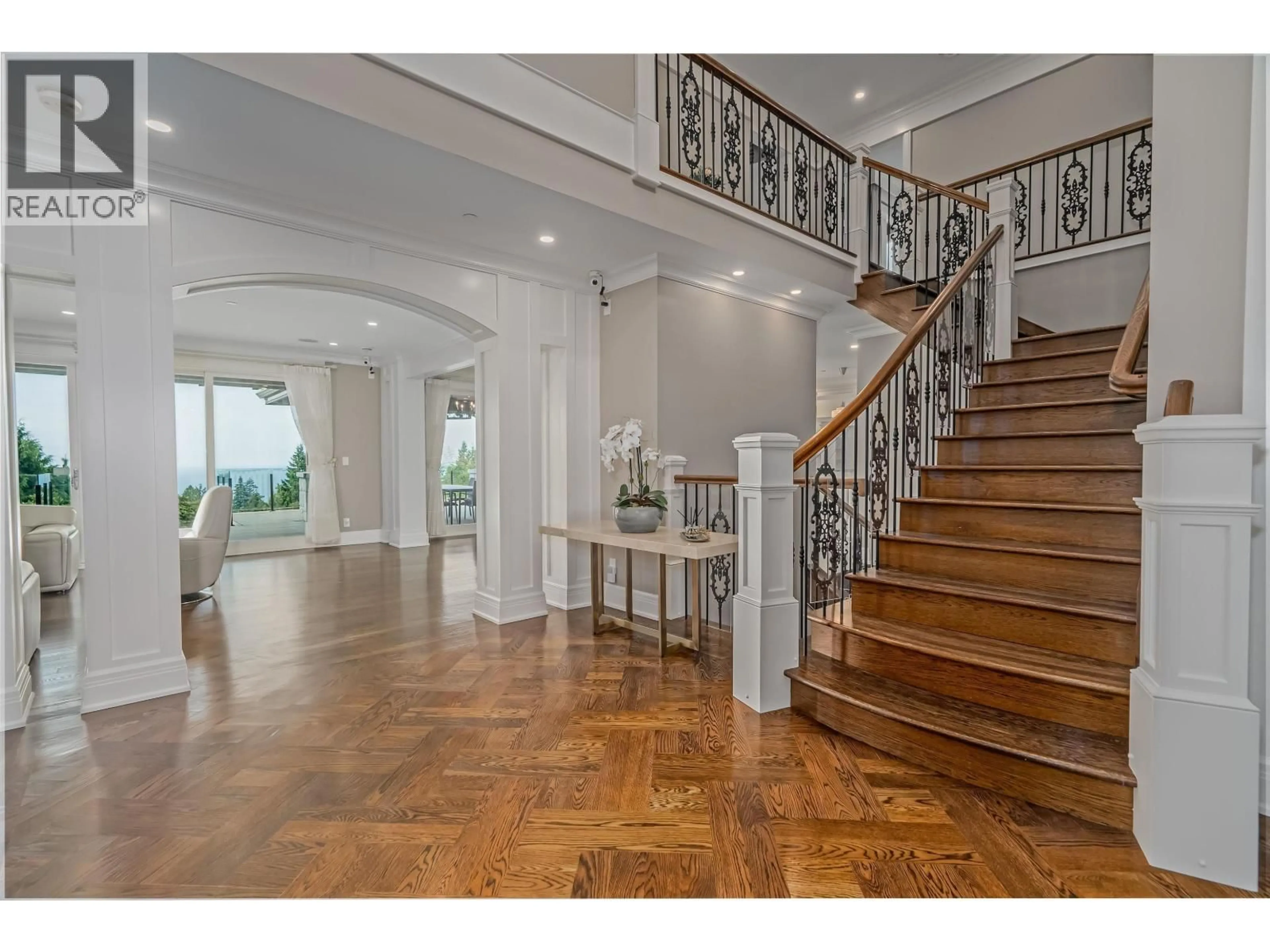 Indoor foyer for 2638 QUEENS AVENUE, West Vancouver British Columbia V7V2Z1