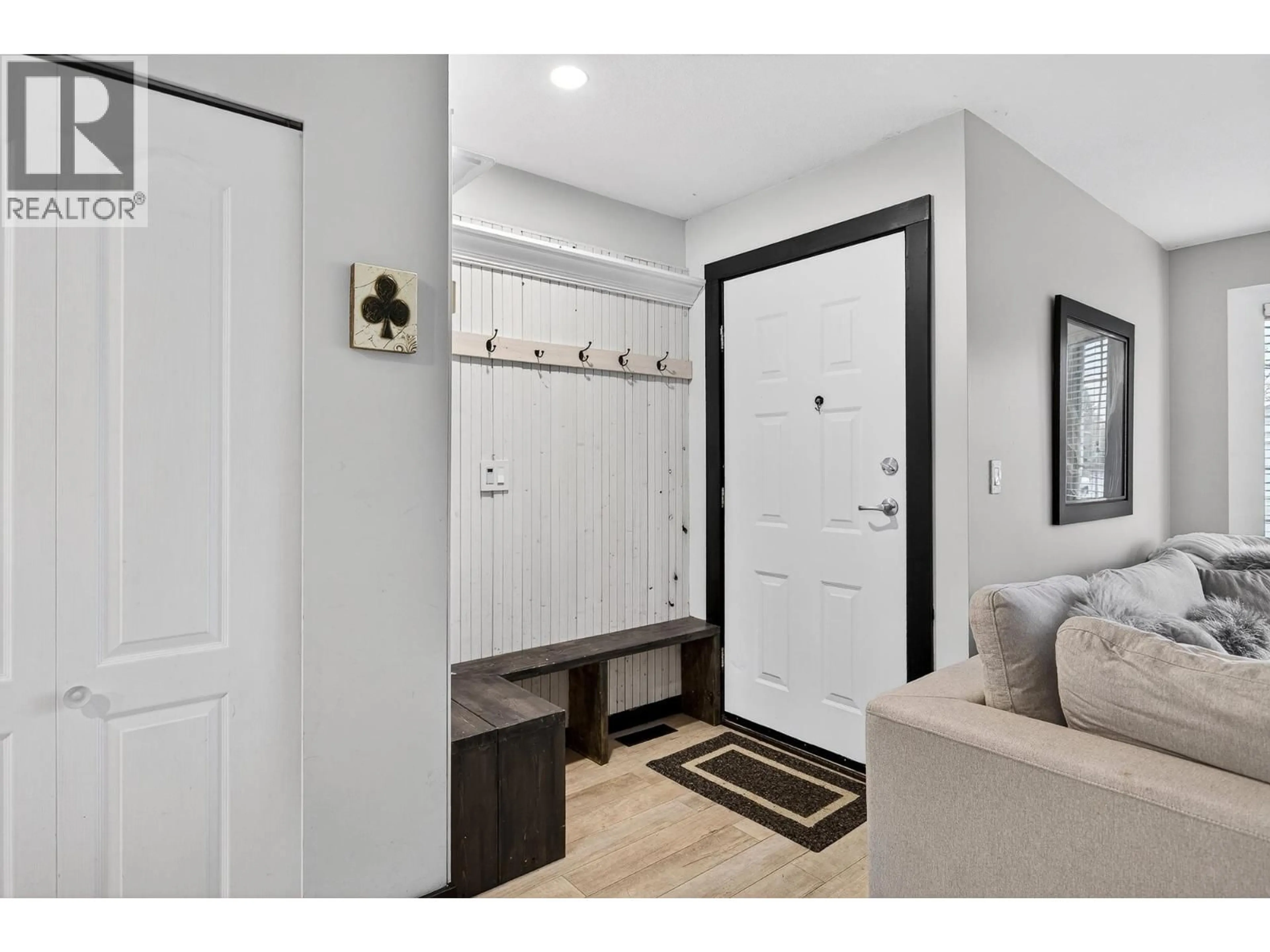 Indoor entryway for 11750 GLENHURST STREET, Maple Ridge British Columbia V2X0B9