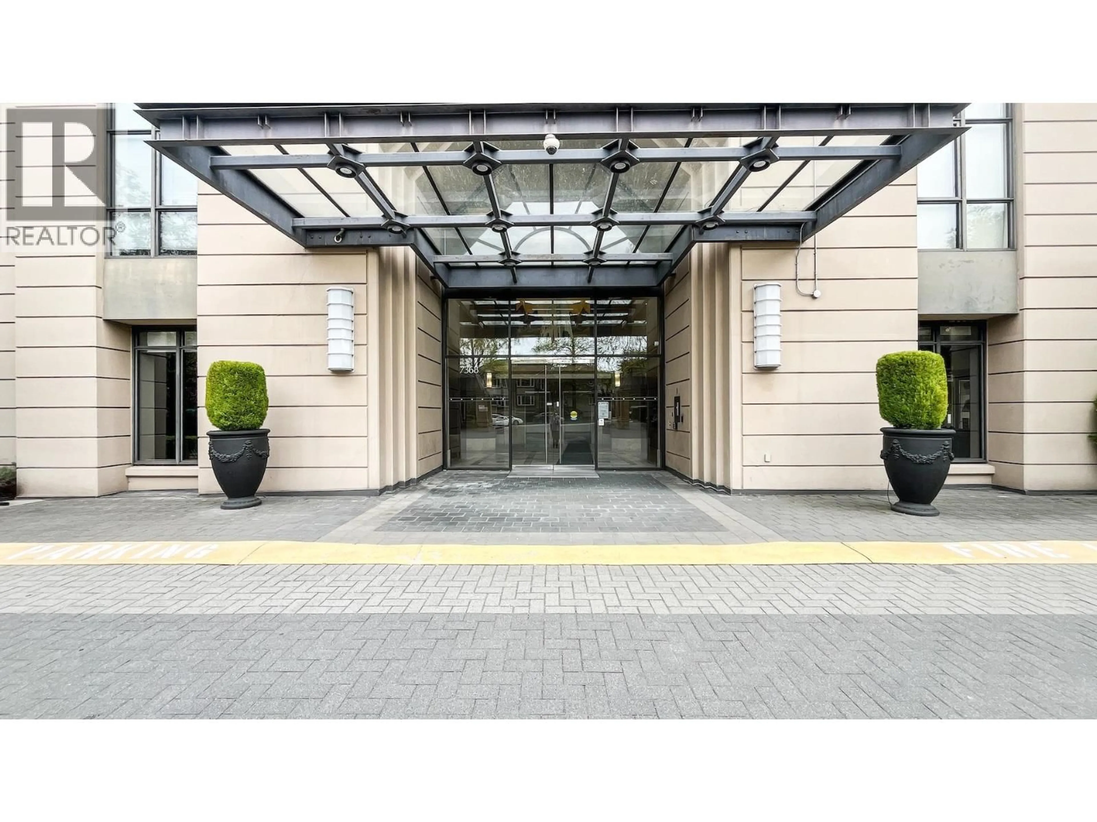 Indoor foyer for 301 - 7368 SANDBORNE AVENUE, Burnaby British Columbia V3N5C5