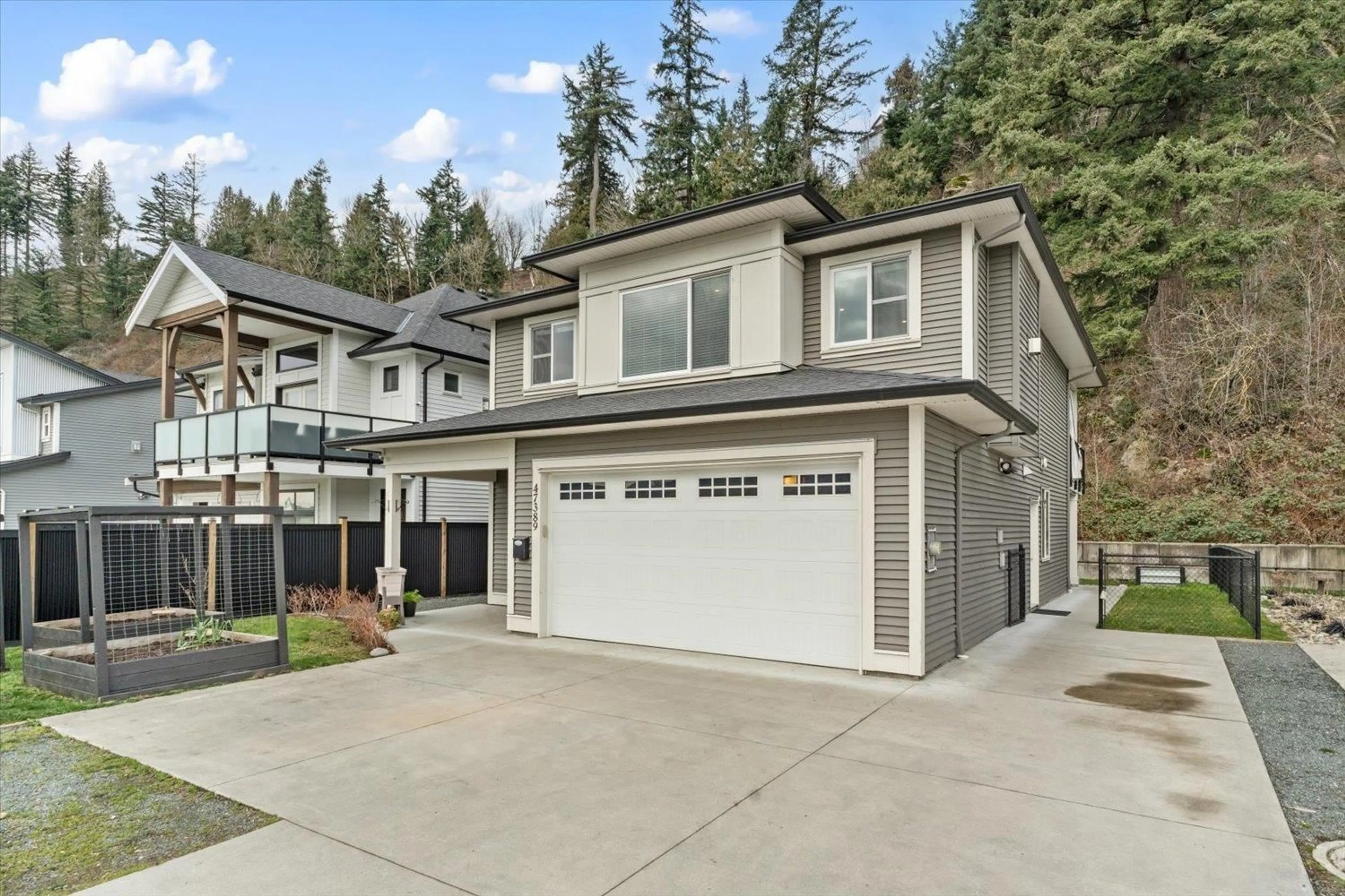Home with vinyl exterior material, street for 47389 YALE ROAD, Chilliwack British Columbia V2P7M8