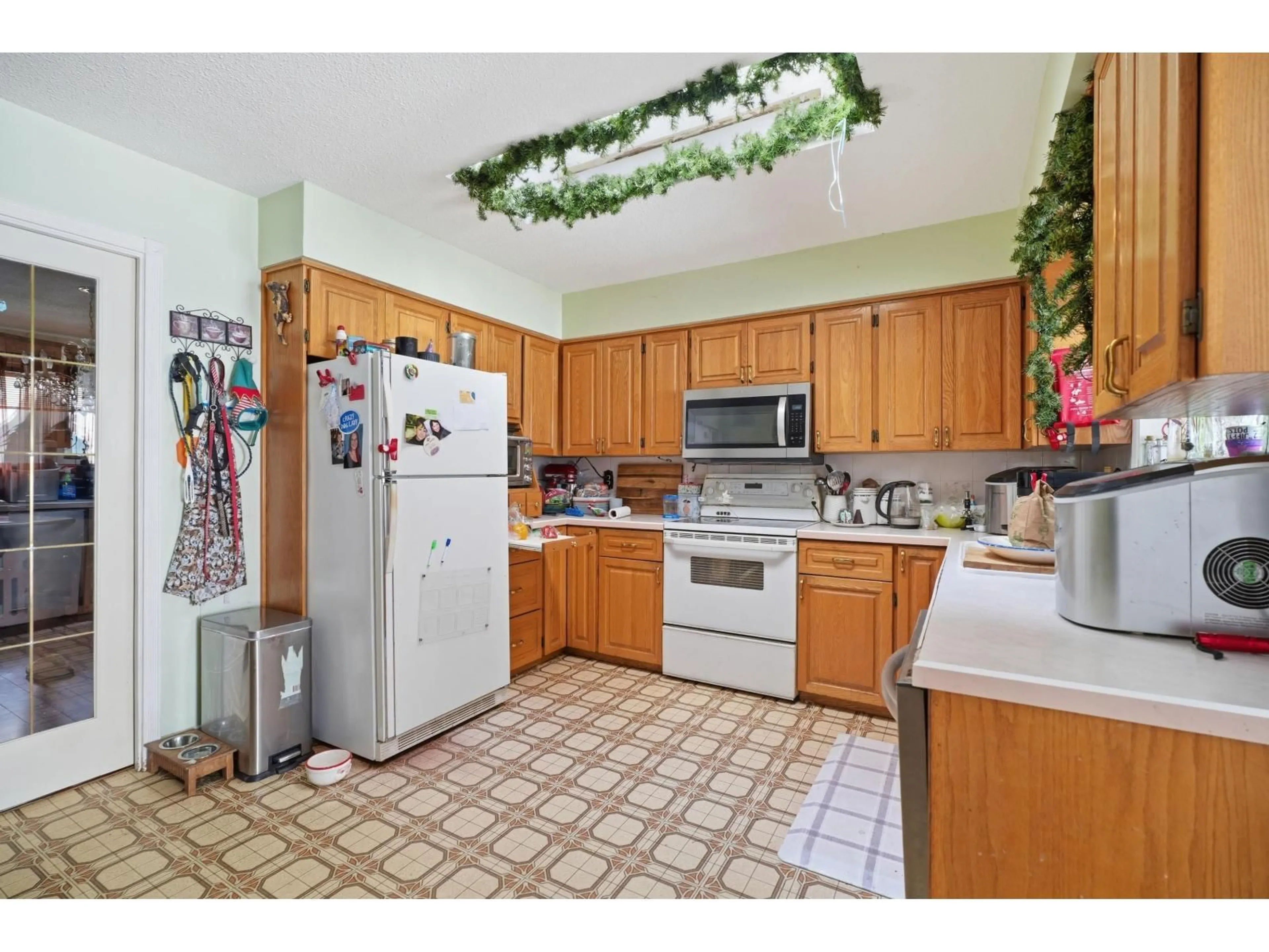 Standard kitchen, ceramic/tile floor for 2574 CAMPBELL AVENUE, Abbotsford British Columbia V2S4A4