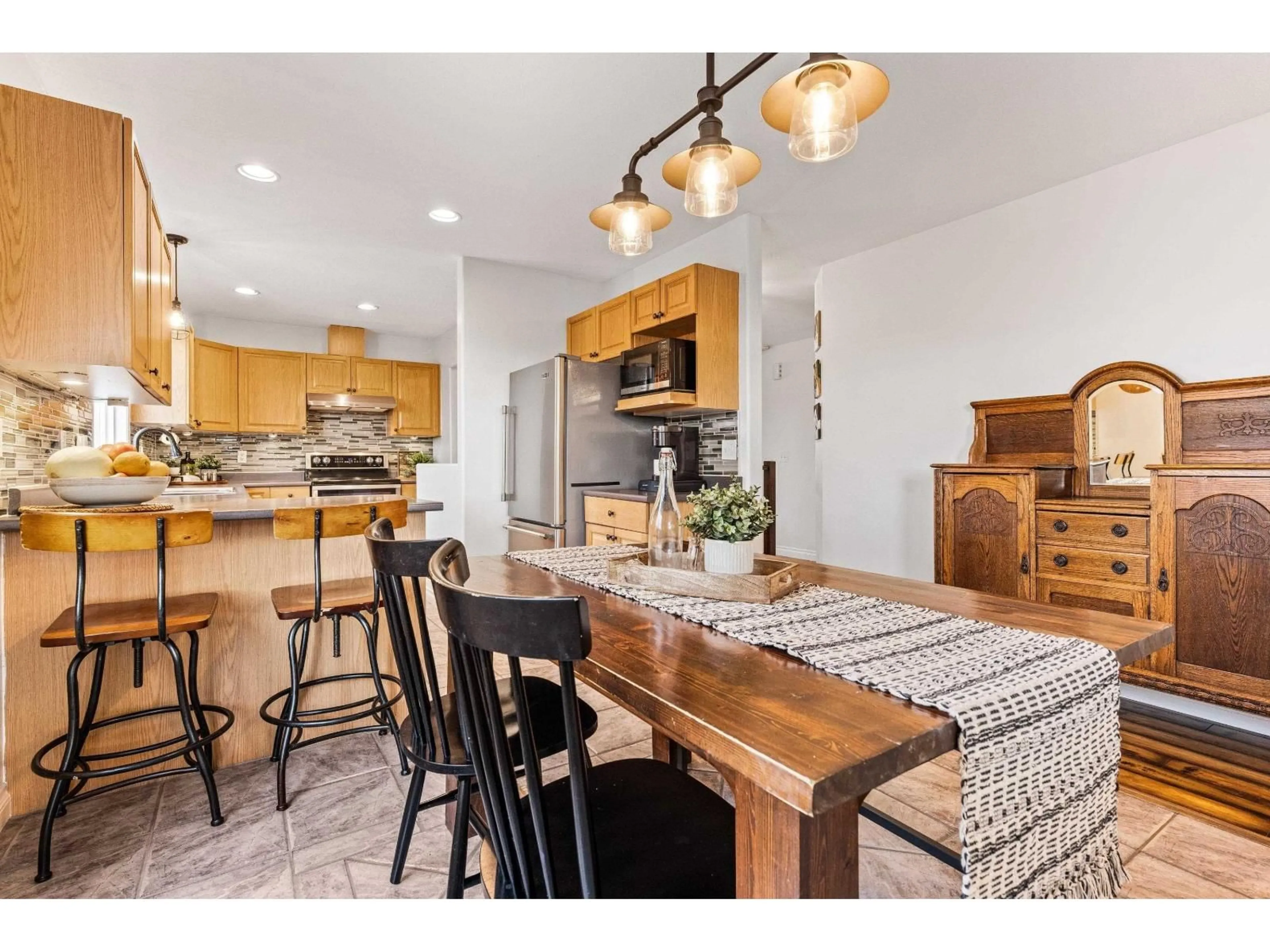 Open concept kitchen, unknown for B - 45658 LEWIS AVENUE, Chilliwack British Columbia V2P3C6