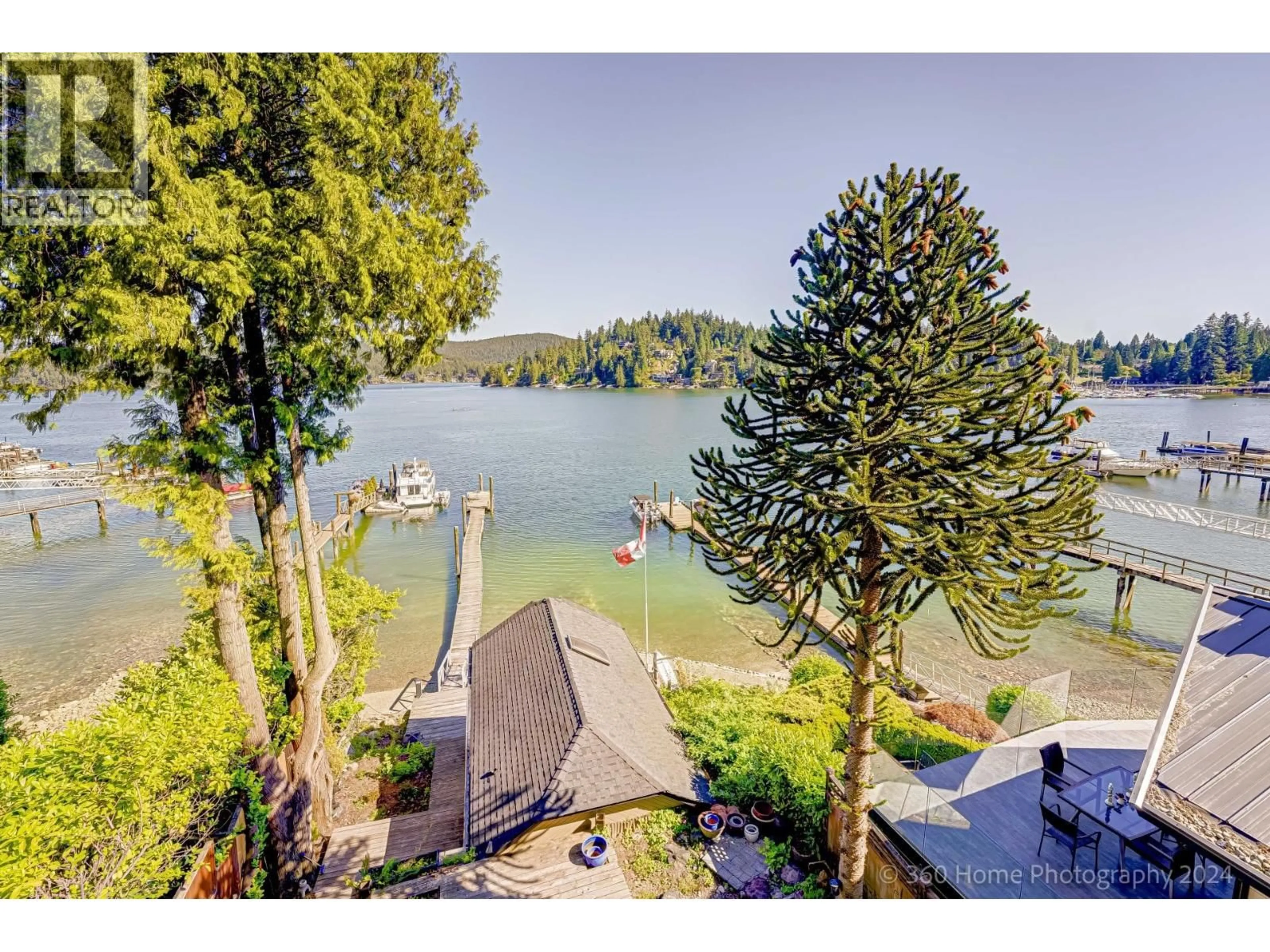 A pic from outside/outdoor area/front of a property/back of a property/a pic from drone, water/lake/river/ocean view for 2660 PANORAMA DRIVE, North Vancouver British Columbia V7G1V6