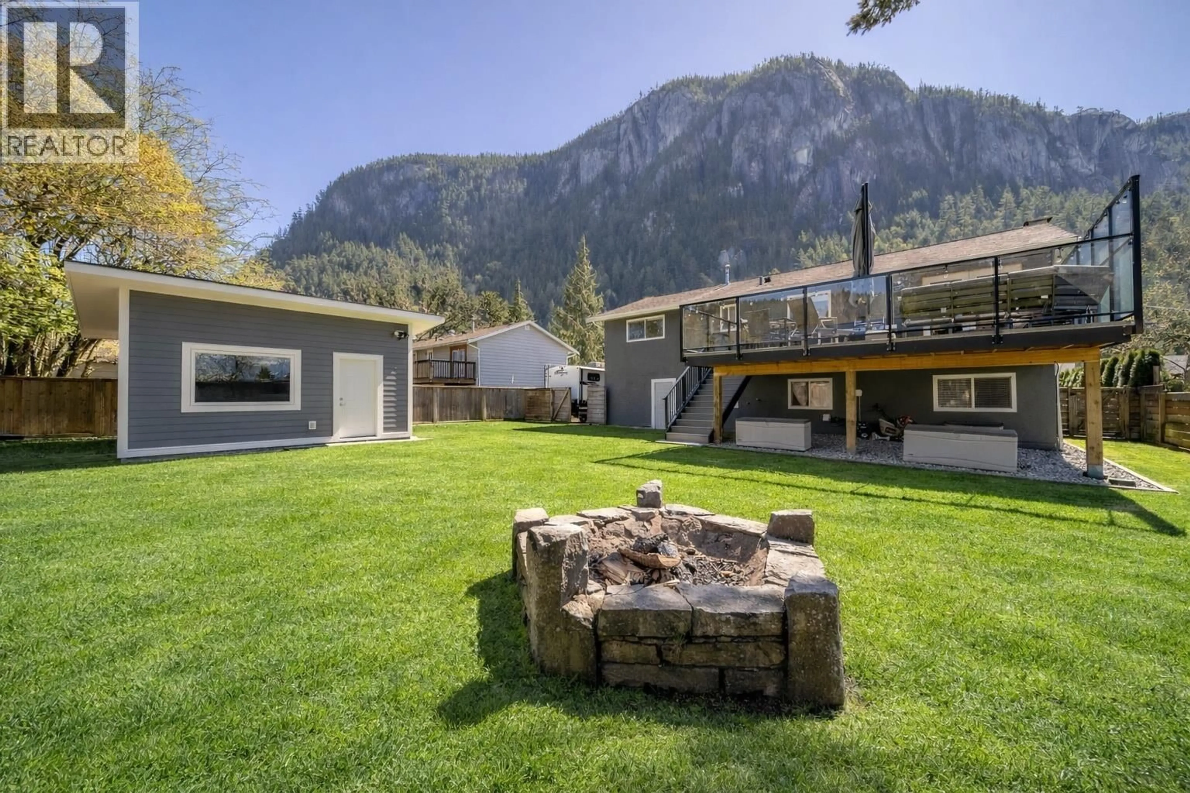 Patio, mountain view for 38325 FIR STREET, Squamish British Columbia V8B0W8