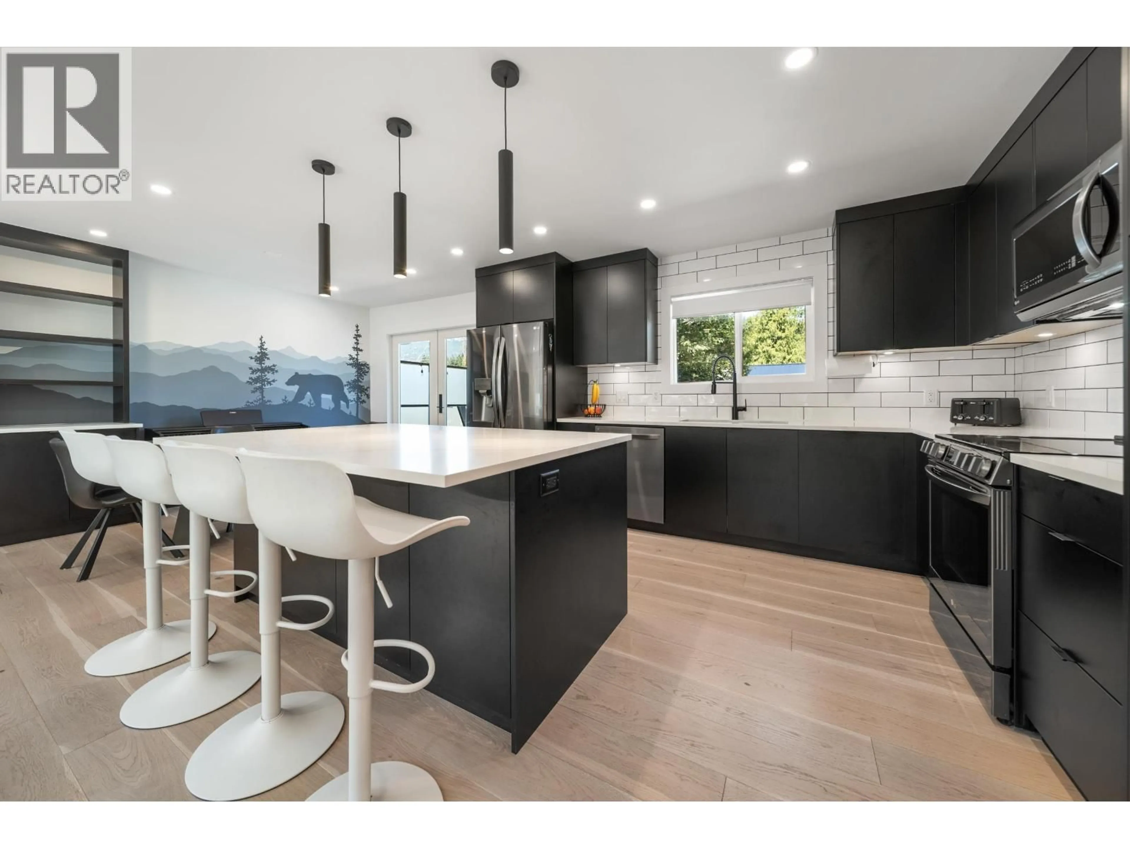 Open concept kitchen, unknown for 38325 FIR STREET, Squamish British Columbia V8B0W8