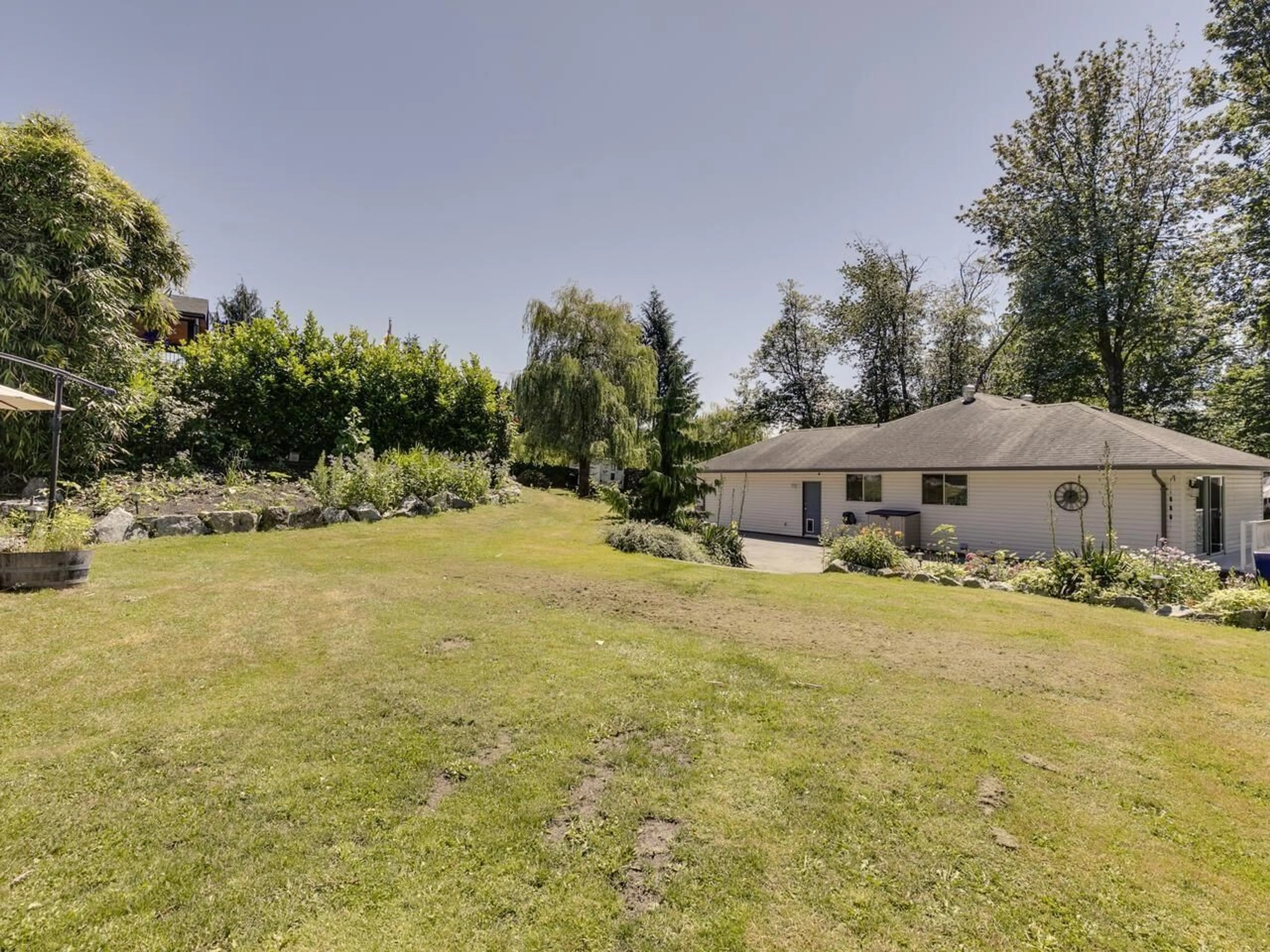 A pic from outside/outdoor area/front of a property/back of a property/a pic from drone, unknown for 7681 HORNE STREET, Mission British Columbia V3V3Y8