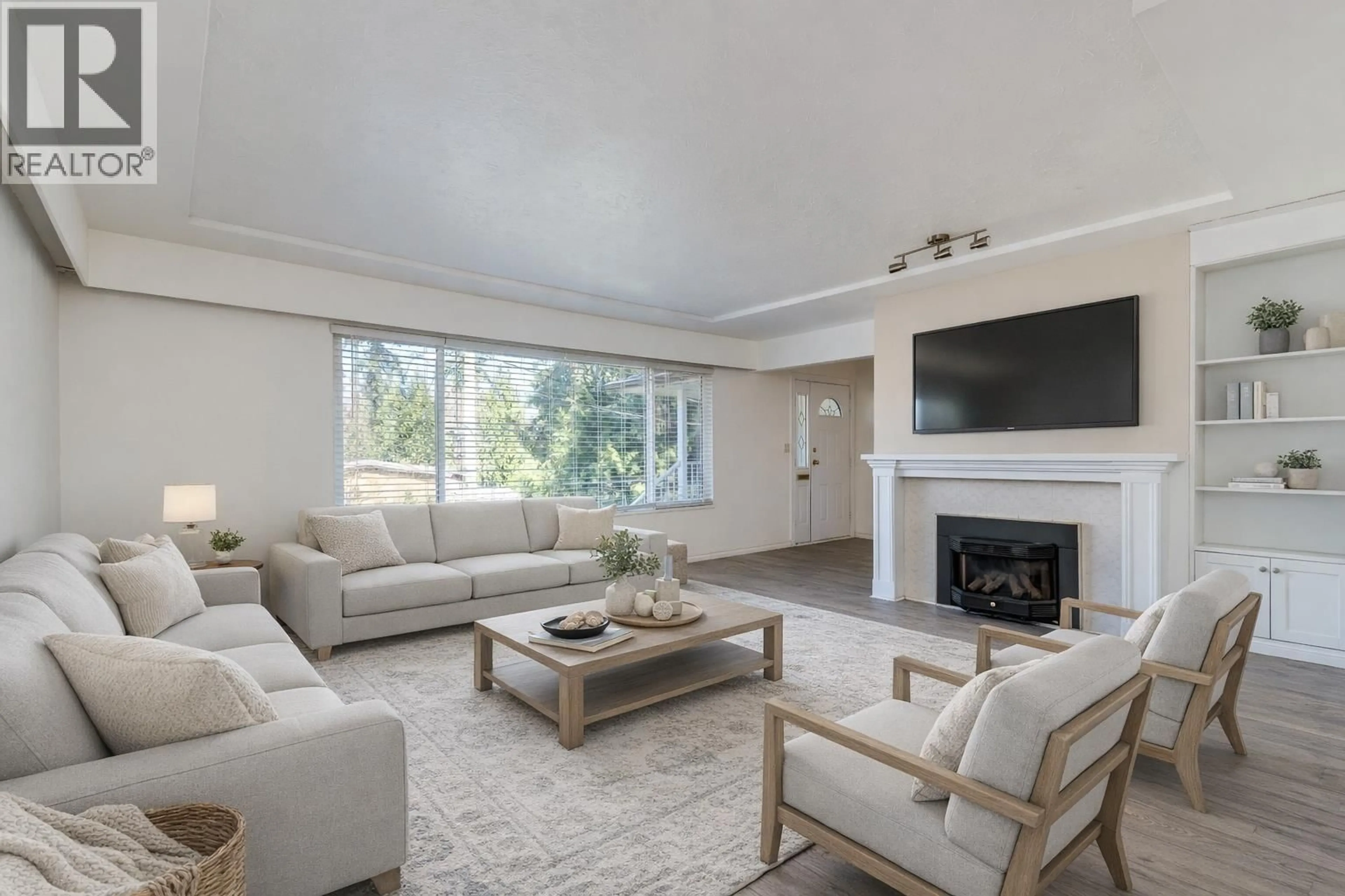 Living room with furniture, unknown for 760 GROVER AVENUE, Coquitlam British Columbia V3J3C8