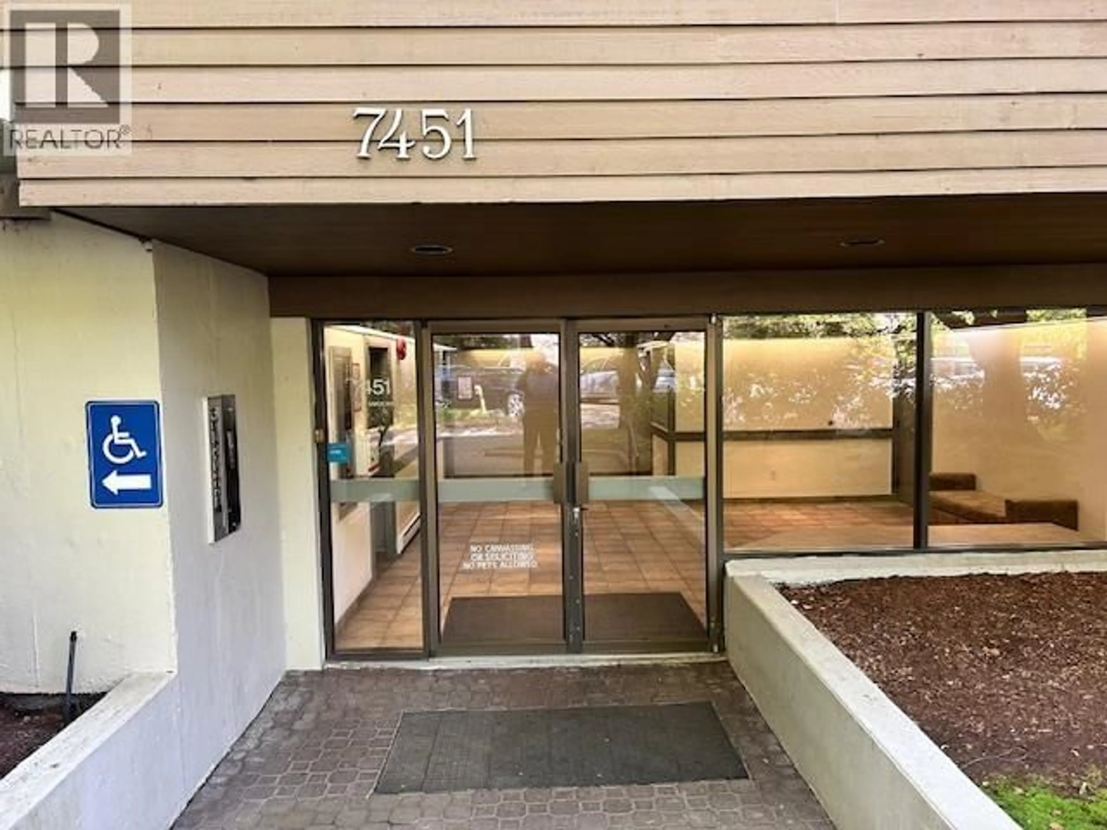Indoor foyer for 132 - 7451 MINORU BOULEVARD, Richmond British Columbia V6Y1Z3