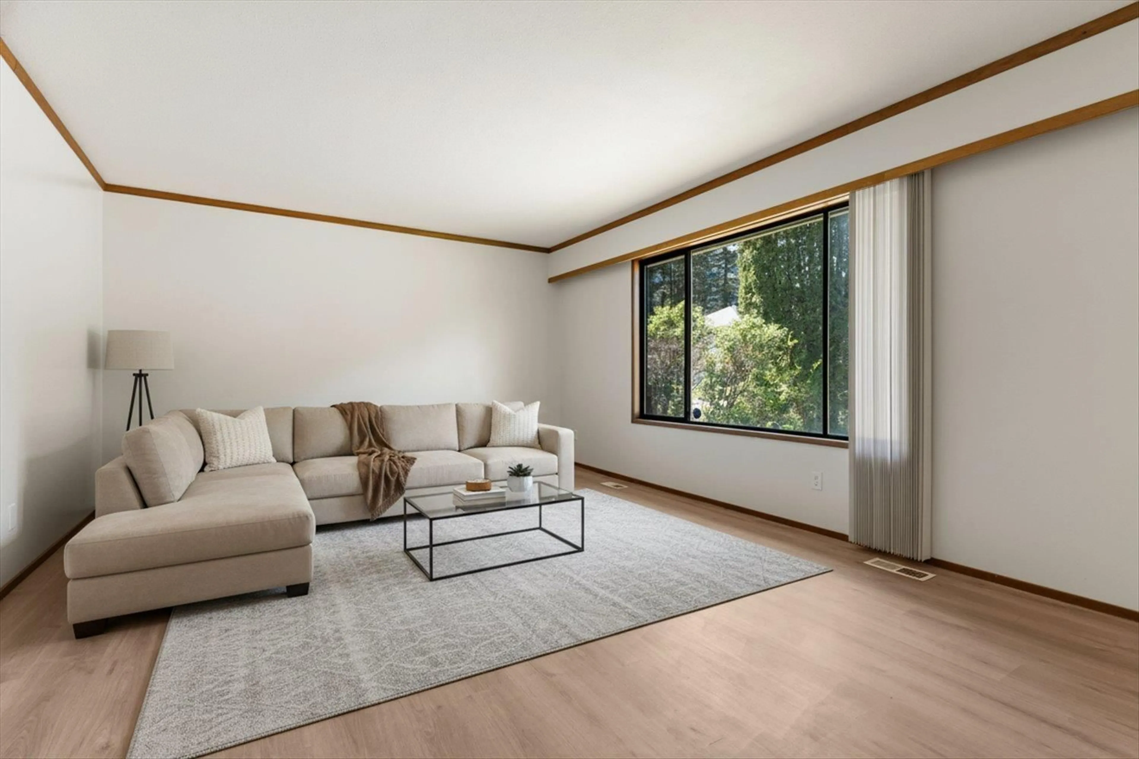 Living room with furniture, wood/laminate floor for 20984 RIVERVIEW DRIVE, Hope British Columbia V0X1L1