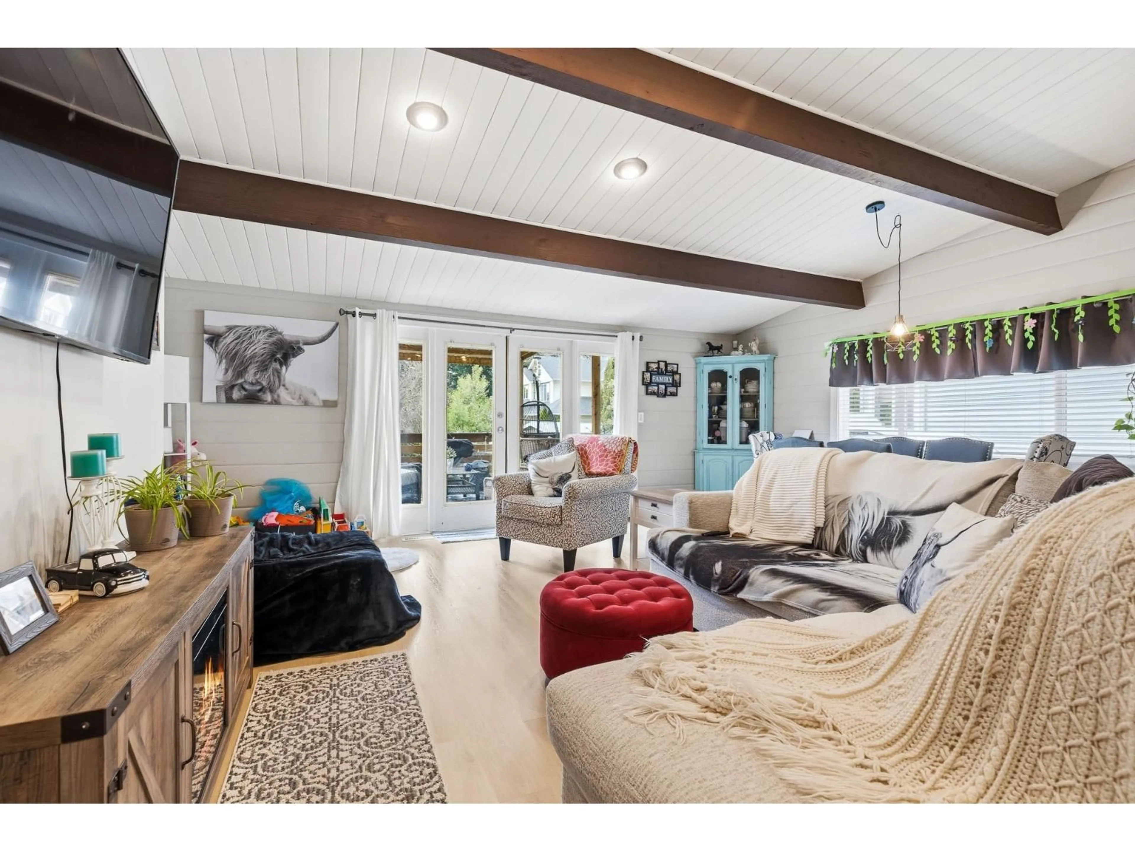 Living room with furniture, wood/laminate floor for 5565 PEACH ROAD, Chilliwack British Columbia V2R5L9