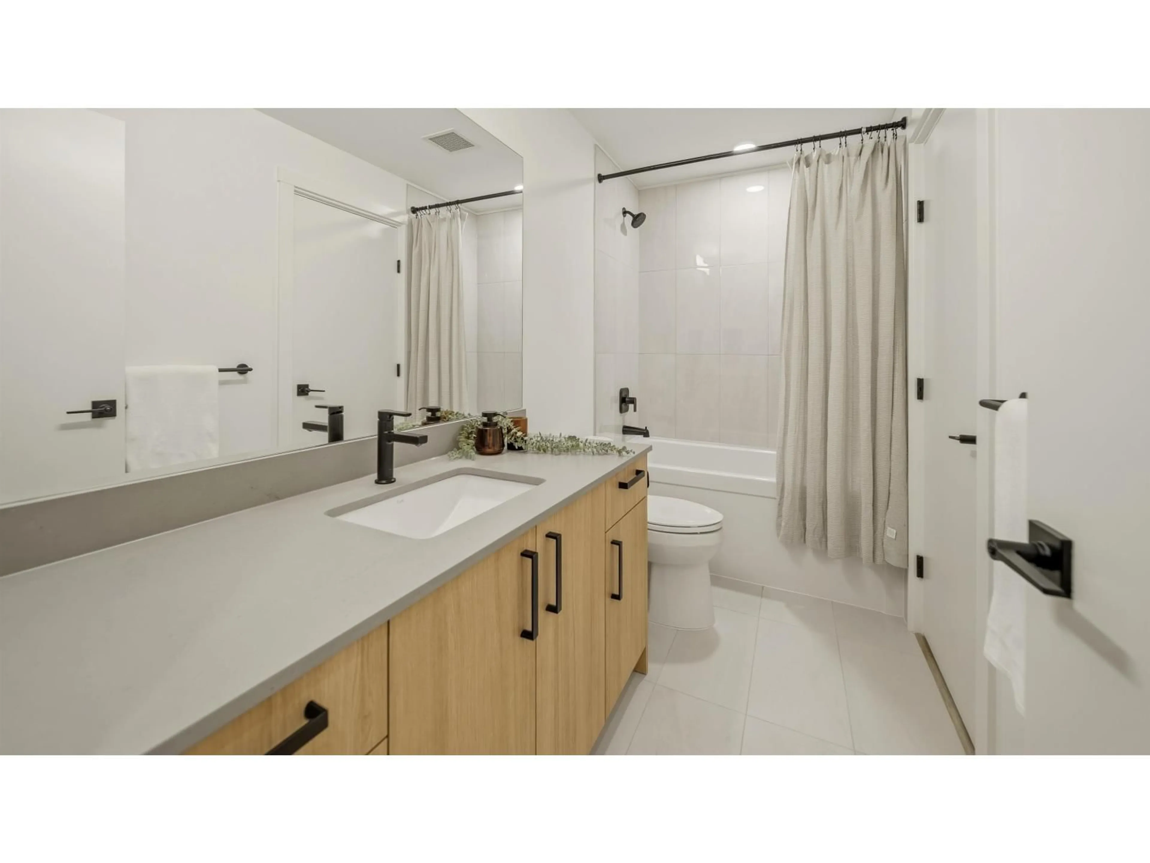 Standard bathroom, ceramic/tile floor for B127 - 8230 208B AVENUE, Langley British Columbia V2Y2C4
