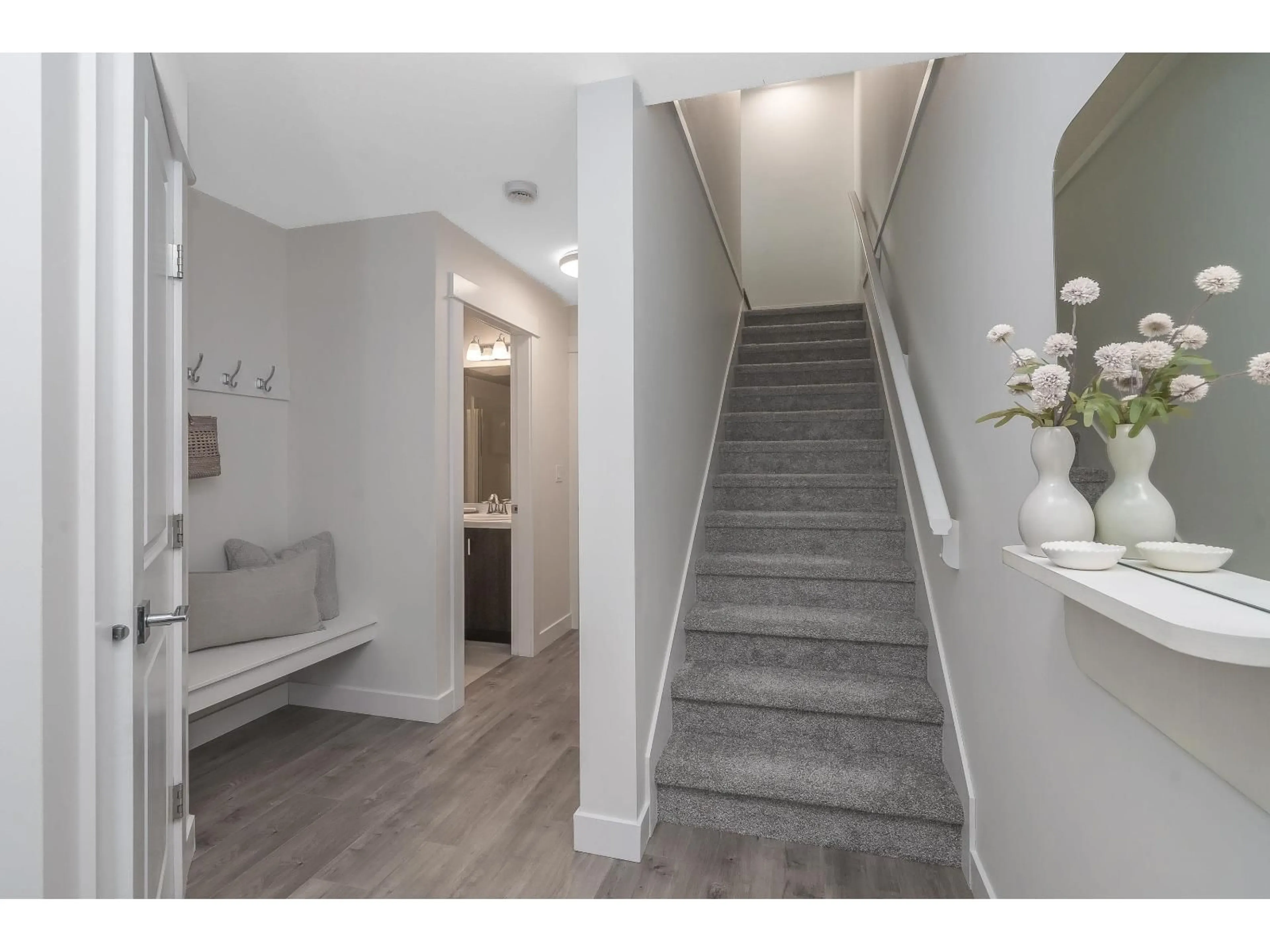 Indoor entryway for 43 - 14271 60 AVENUE, Surrey British Columbia V3X2N4
