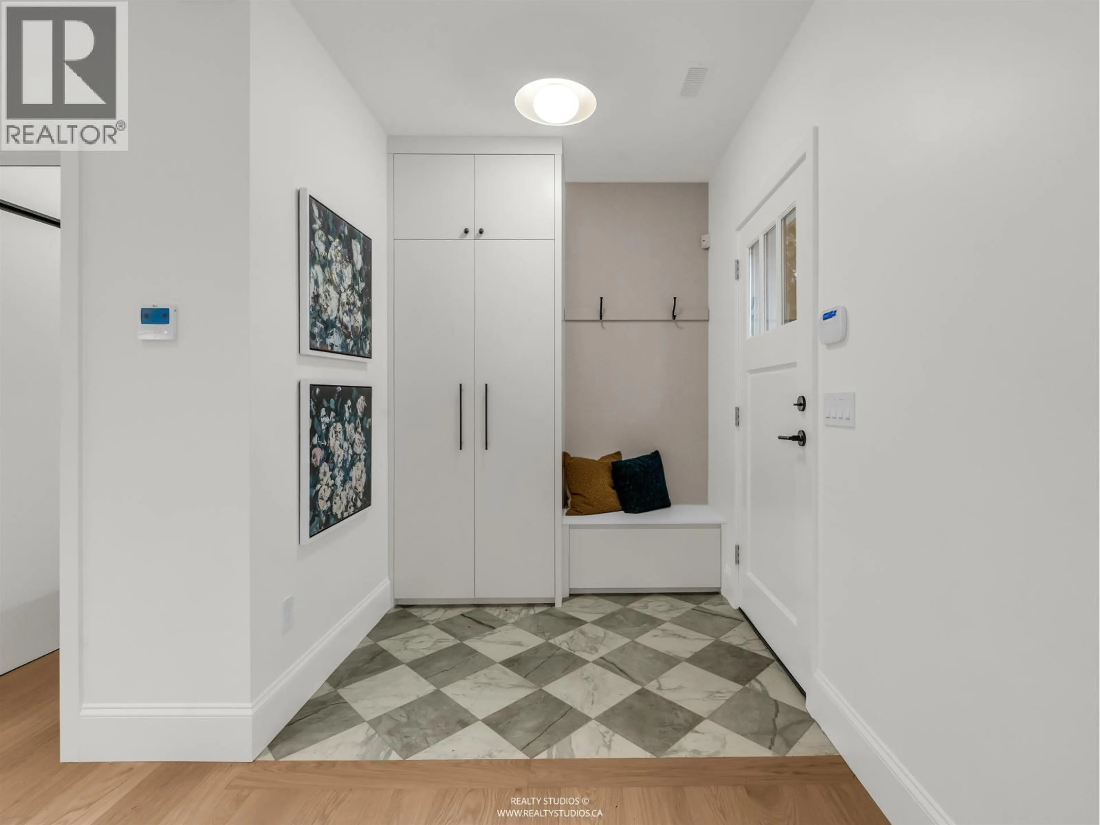 Indoor entryway for 4090 MAPLE CRESCENT, Vancouver British Columbia V6J4B2