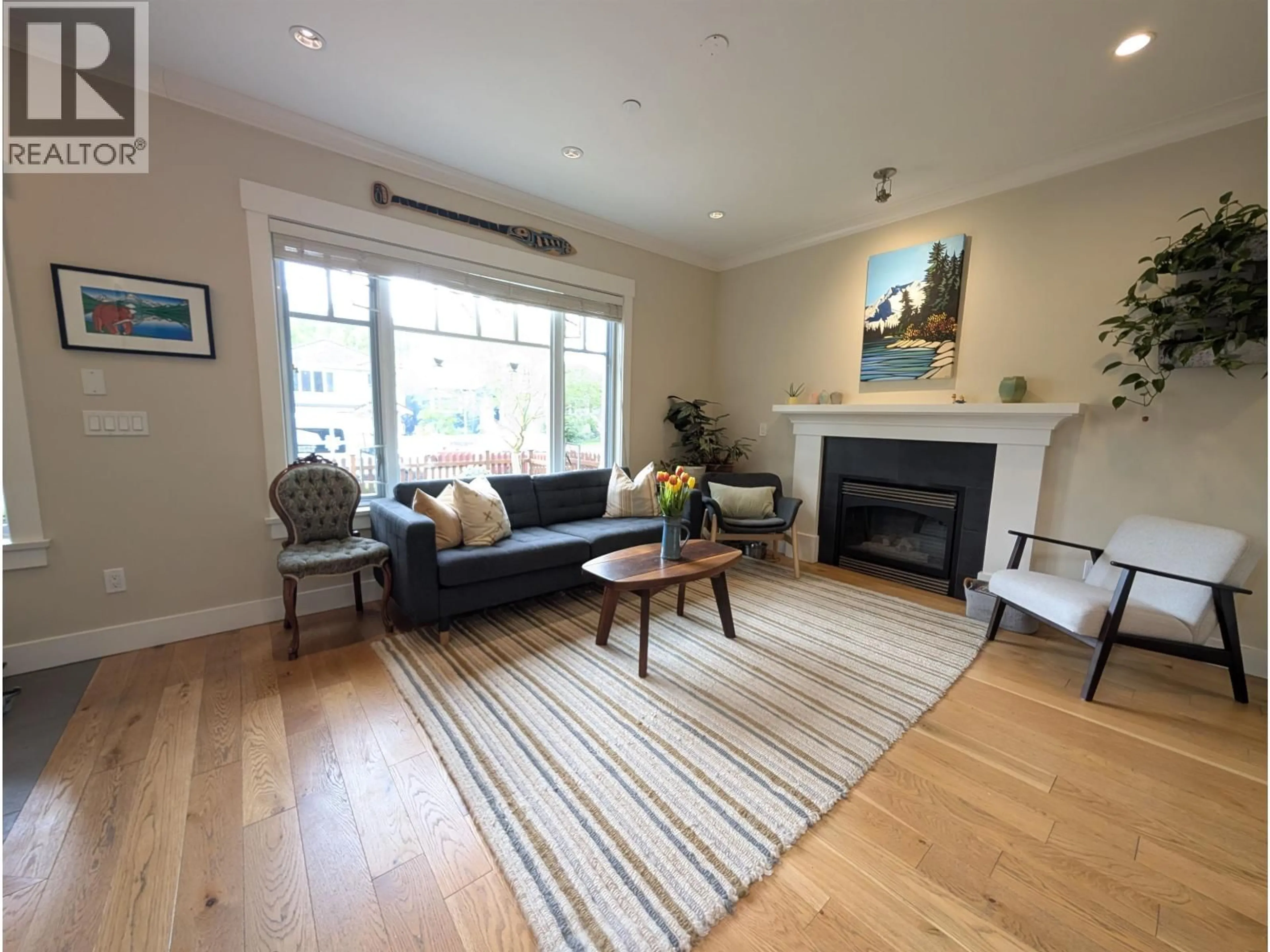 Living room with furniture, wood/laminate floor for 945 21ST AVENUE, Vancouver British Columbia V5V1S4