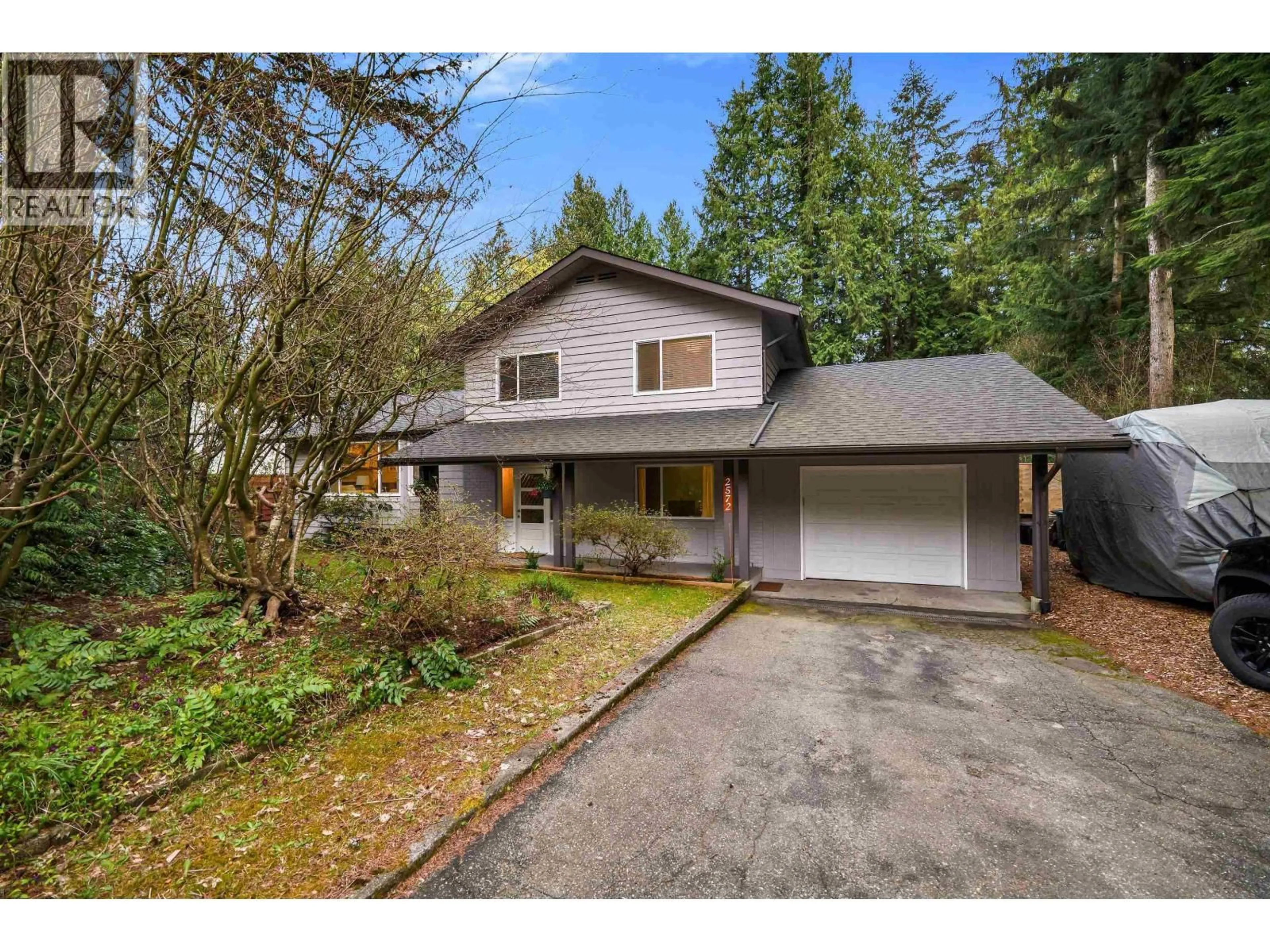 A pic from outside/outdoor area/front of a property/back of a property/a pic from drone, street for 2572 THE BOULEVARD, Squamish British Columbia V0N1T0
