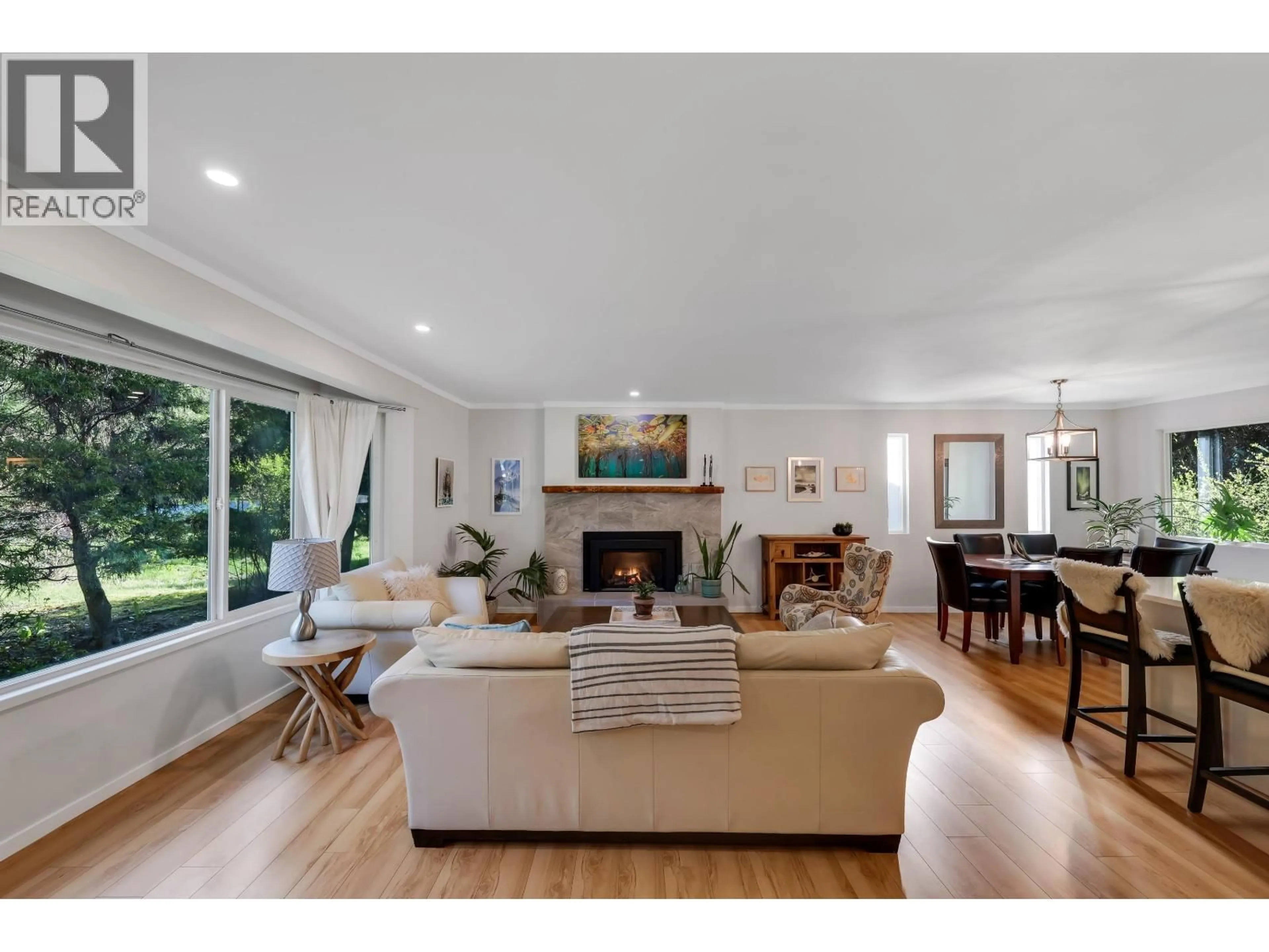 Living room with furniture, unknown for 2572 THE BOULEVARD, Squamish British Columbia V0N1T0