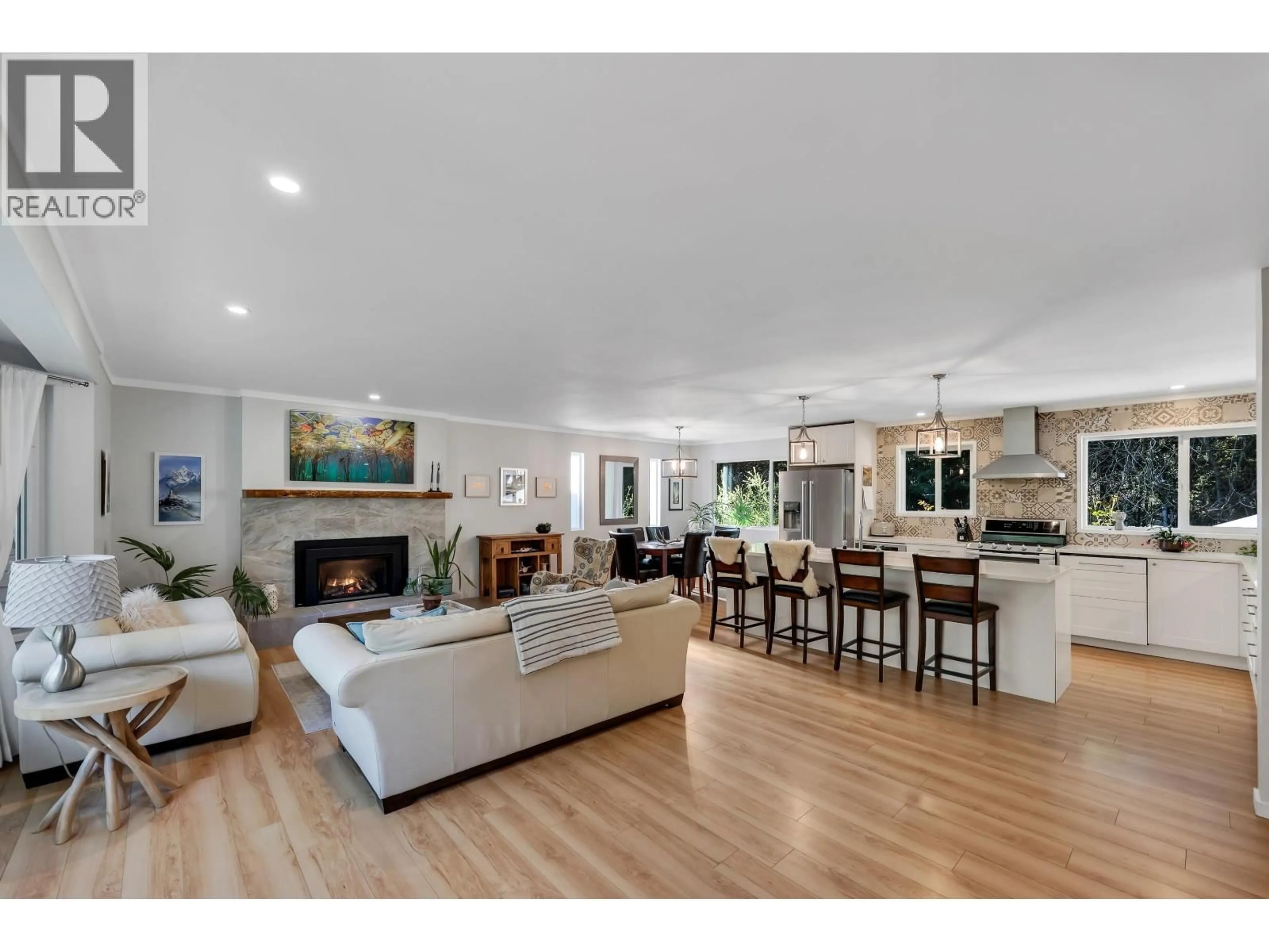 Open concept kitchen, unknown for 2572 THE BOULEVARD, Squamish British Columbia V0N1T0