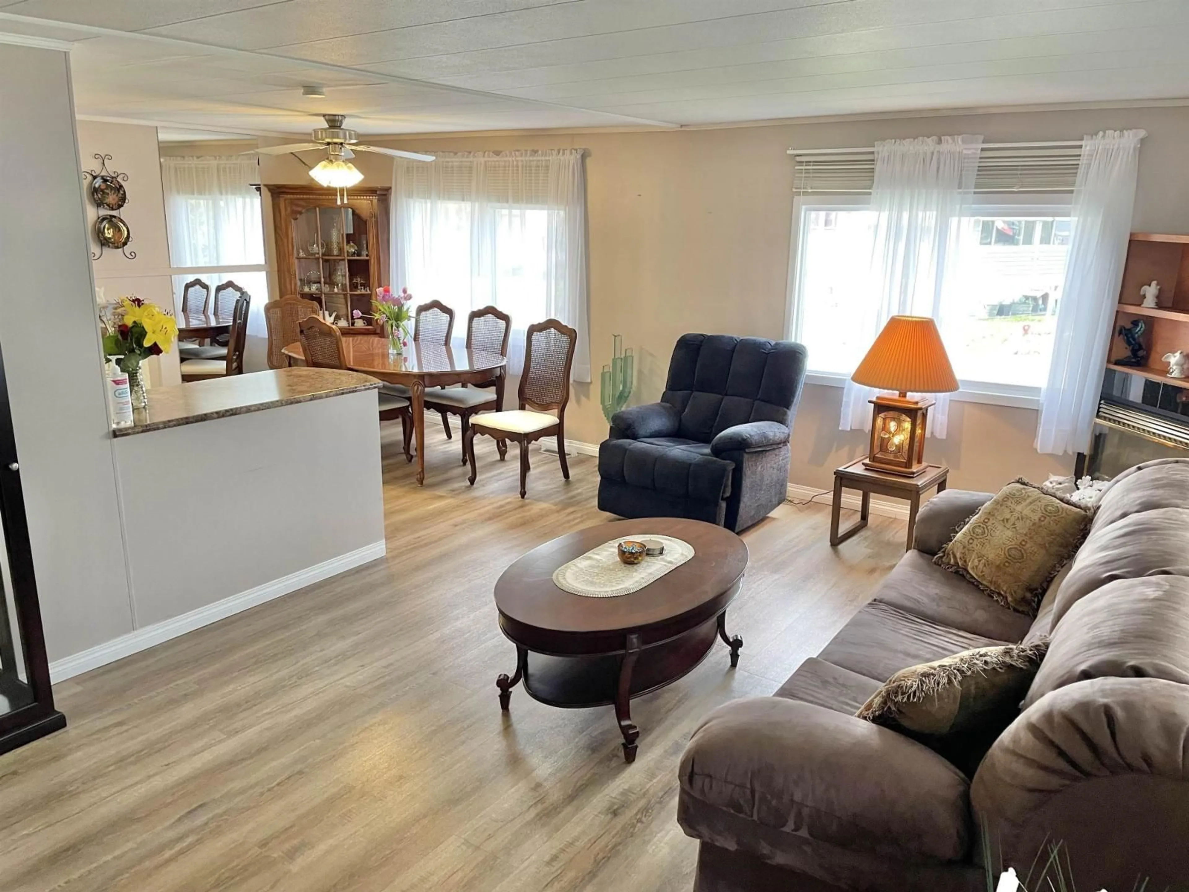 Living room with furniture, wood/laminate floor for 6 - 31313 LIVINGSTONE AVENUE, Abbotsford British Columbia V2T4T2