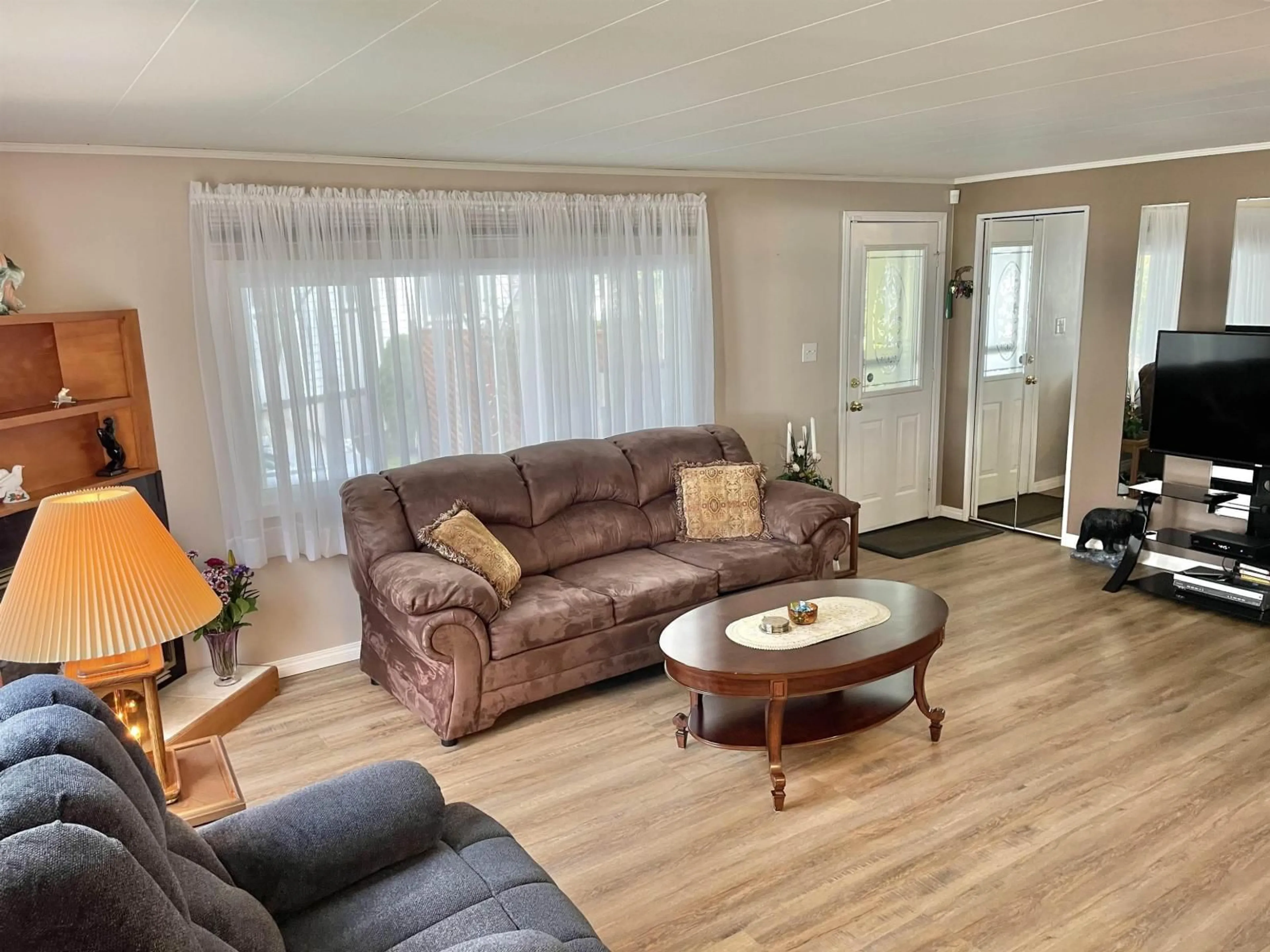 Living room with furniture, wood/laminate floor for 6 - 31313 LIVINGSTONE AVENUE, Abbotsford British Columbia V2T4T2