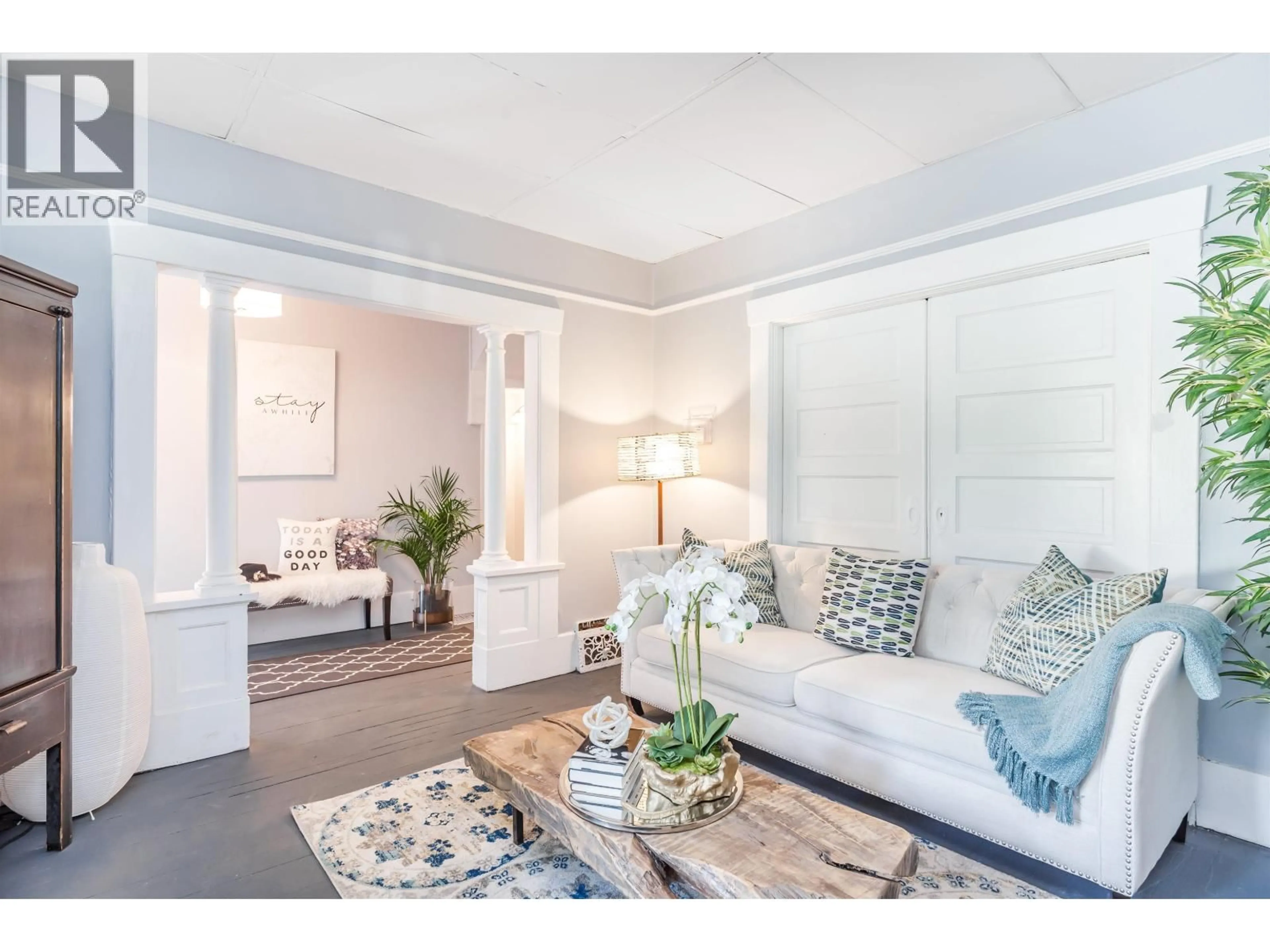 Living room with furniture, wood/laminate floor for 136 12TH AVENUE, Vancouver British Columbia V5Y1T7