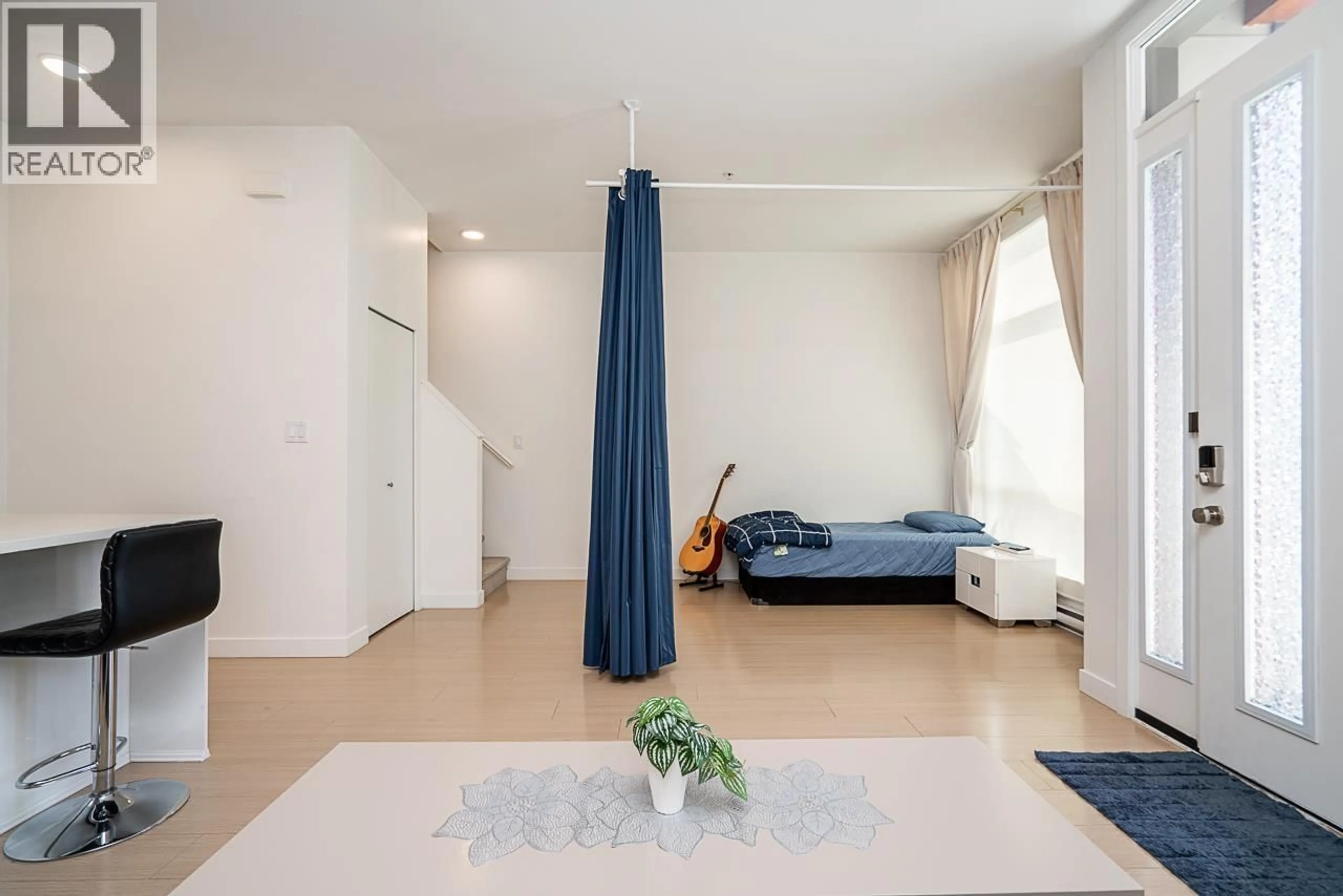 A pic of a room for 5423 LOUGHEED HIGHWAY, Burnaby British Columbia V5B0B4