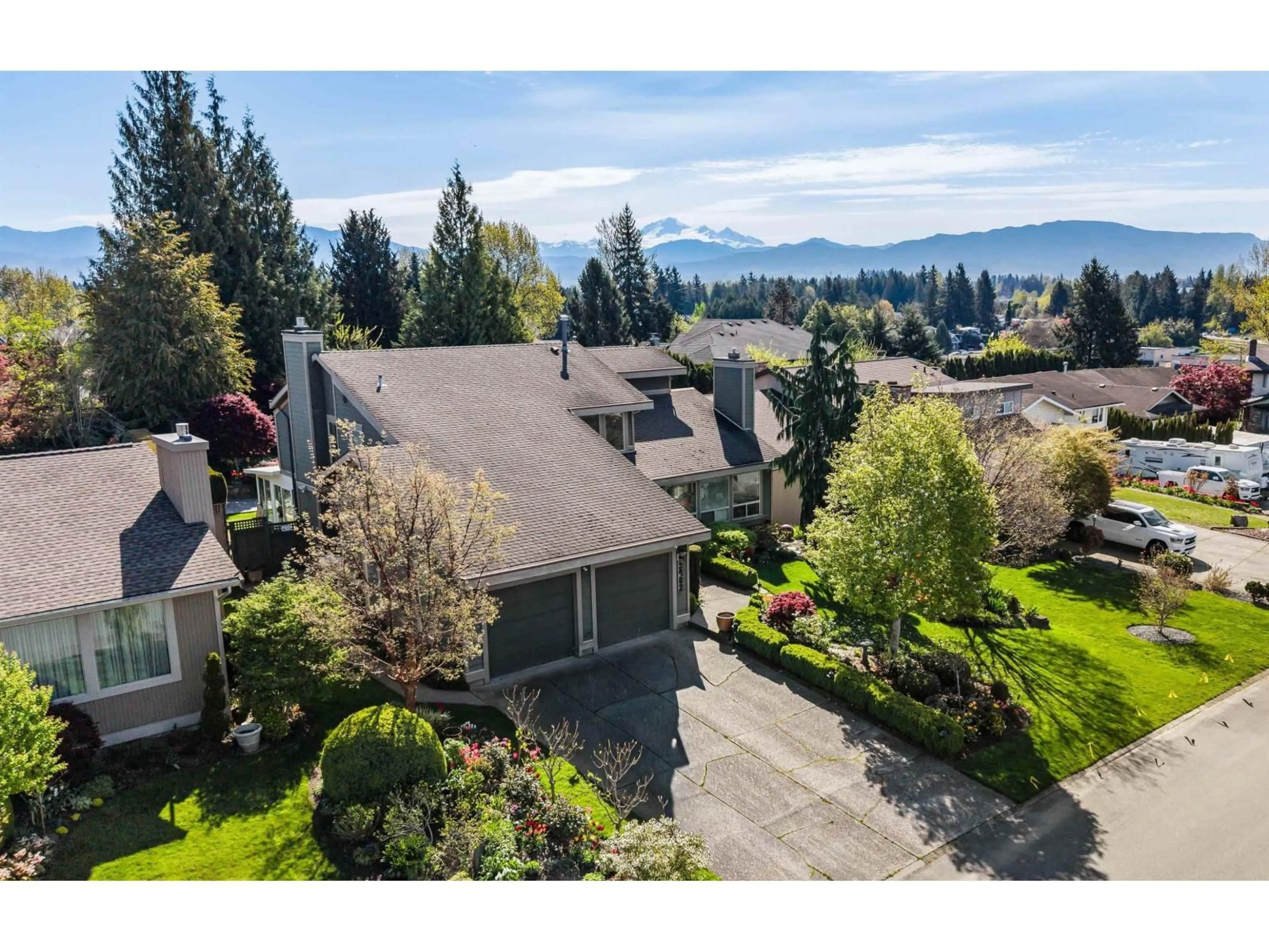 A pic from outside/outdoor area/front of a property/back of a property/a pic from drone, mountain view for 2482 SUNNYSIDE VIEW, Abbotsford British Columbia V2T4K7