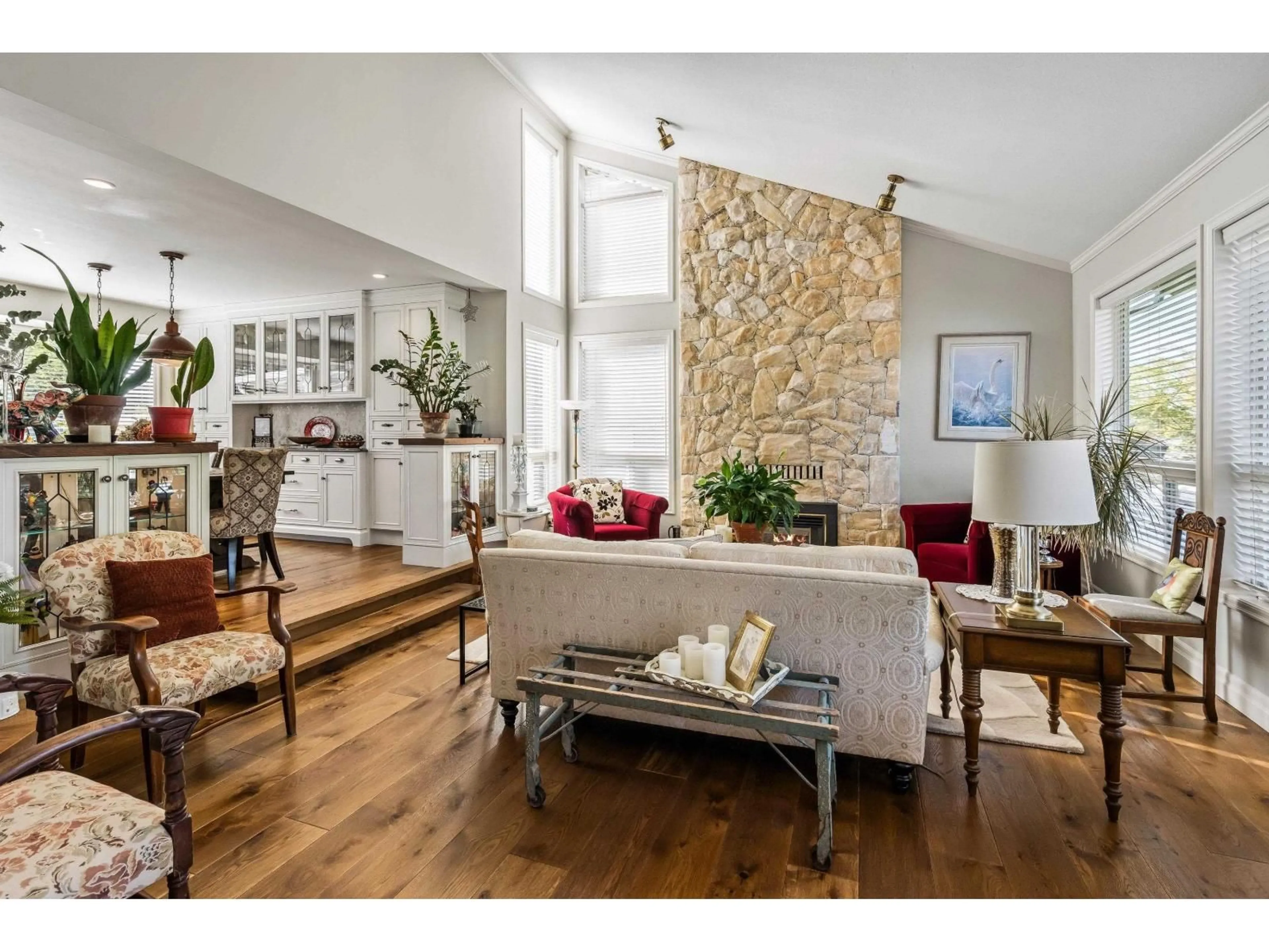 Living room with furniture, unknown for 2482 SUNNYSIDE VIEW, Abbotsford British Columbia V2T4K7