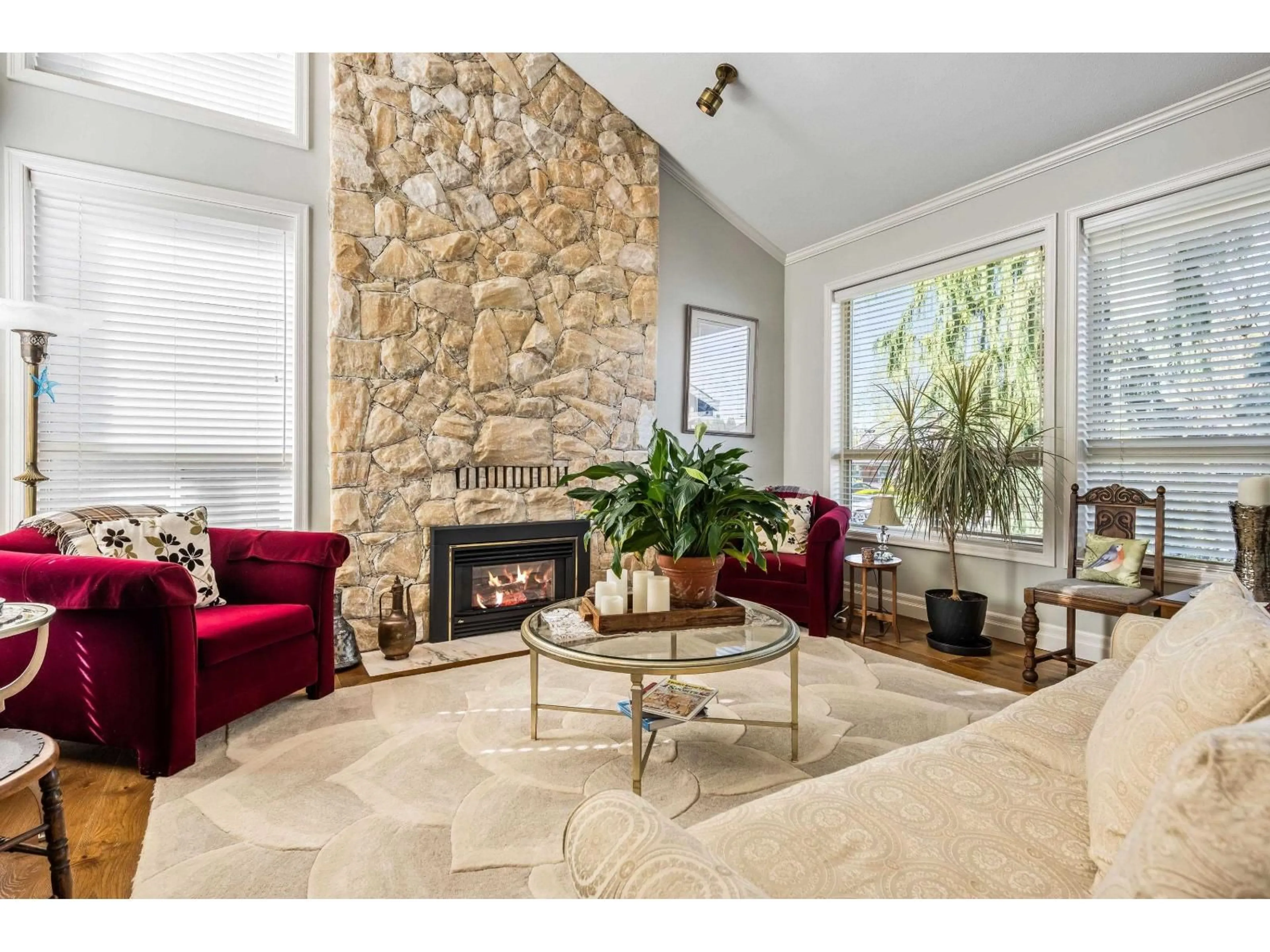 Living room with furniture, ceramic/tile floor for 2482 SUNNYSIDE VIEW, Abbotsford British Columbia V2T4K7