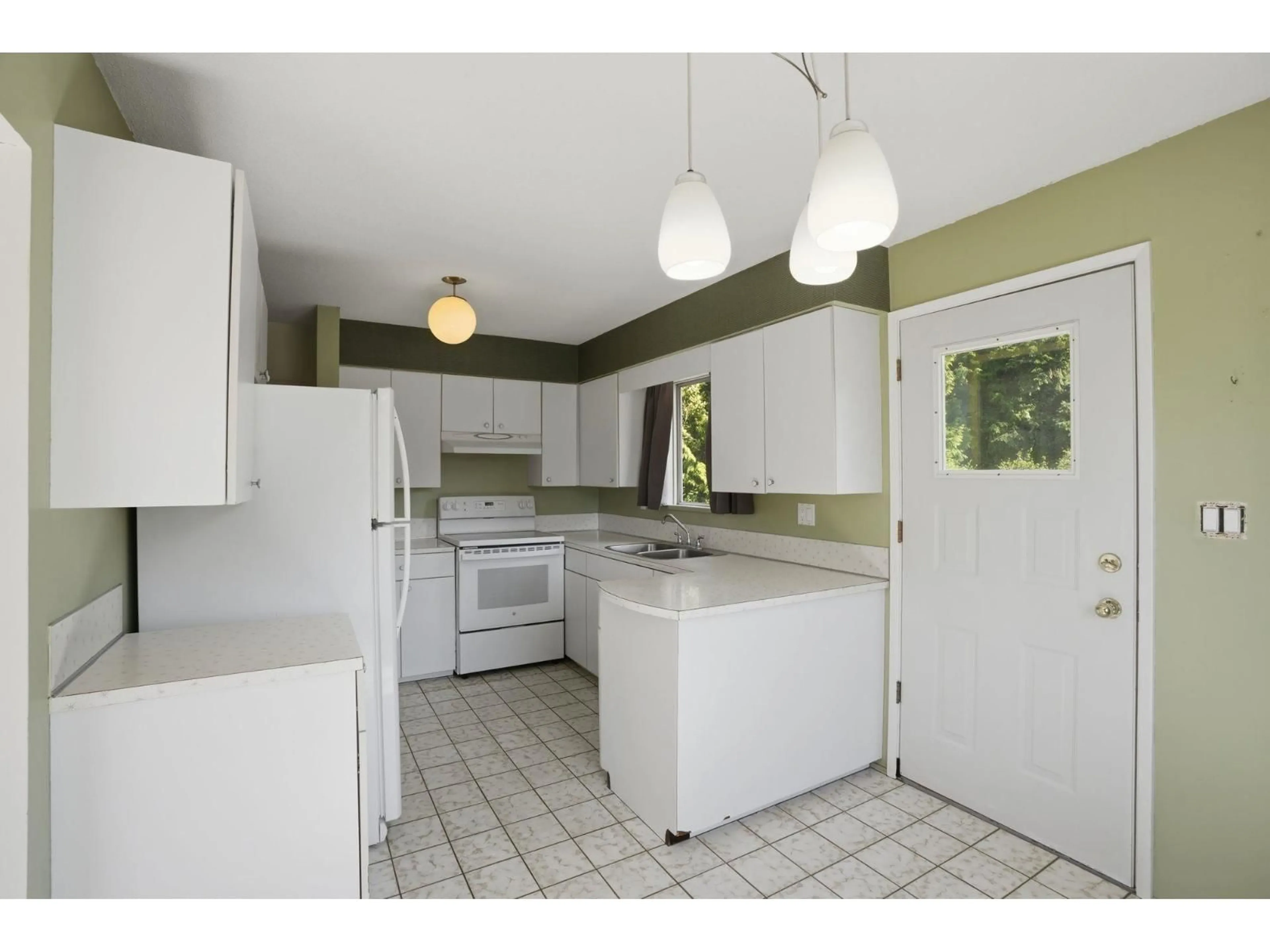 Standard kitchen, ceramic/tile floor for 9071 PEMBERTON PLACE, Delta British Columbia V4C3J6