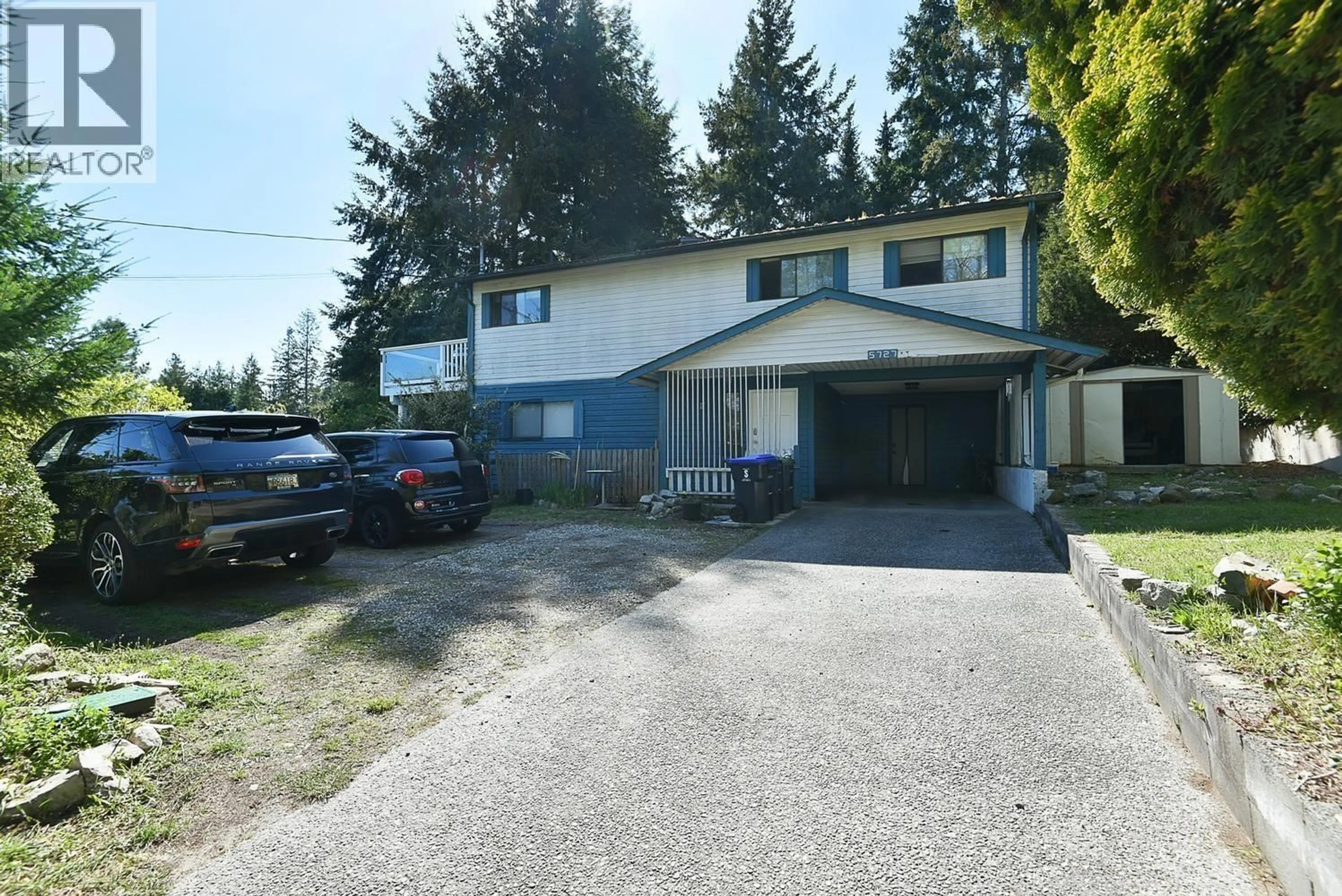 A pic from outside/outdoor area/front of a property/back of a property/a pic from drone, street for 5727 TRAIL AVENUE, Sechelt British Columbia V7Z0H8