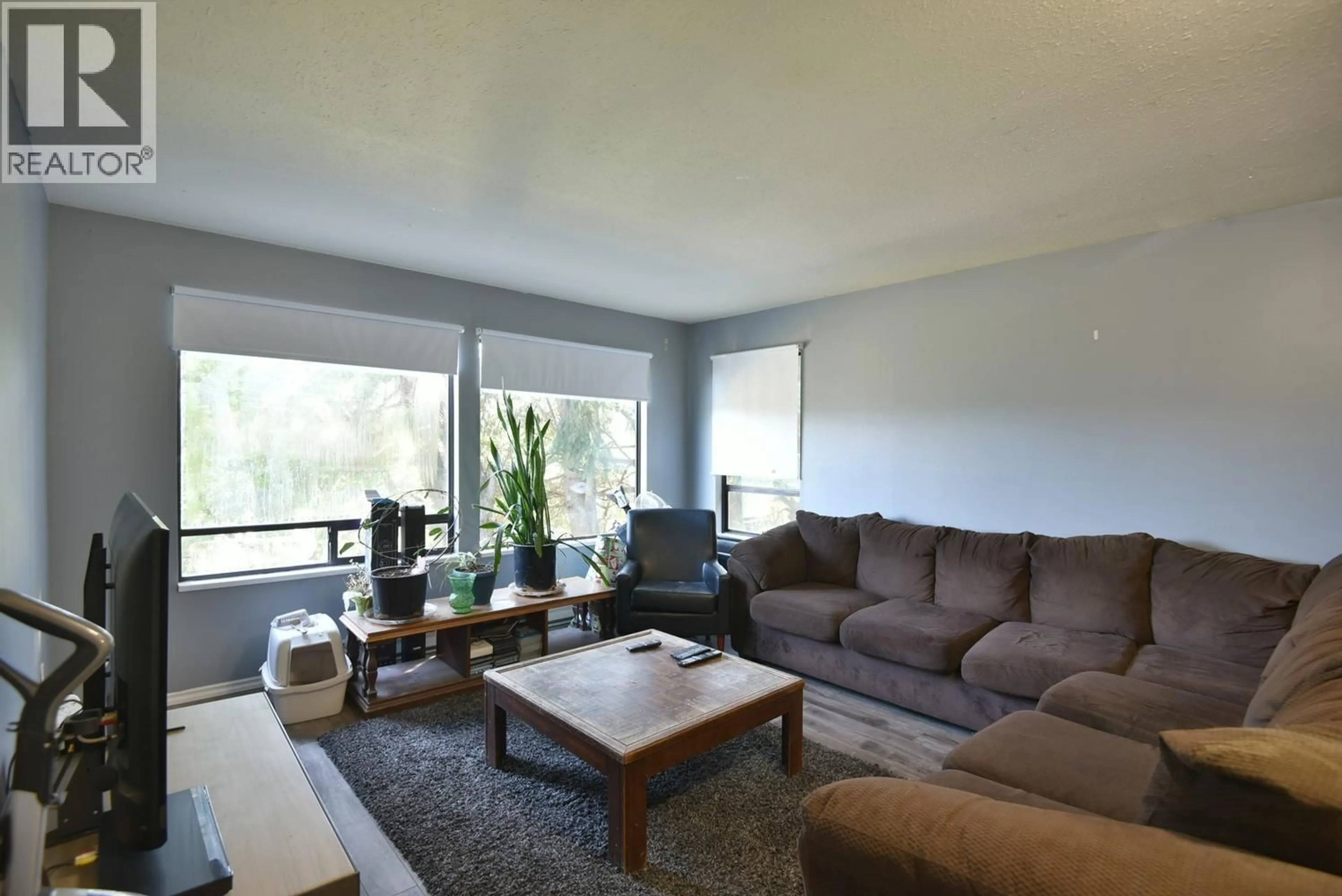 Living room with furniture, wood/laminate floor for 5727 TRAIL AVENUE, Sechelt British Columbia V7Z0H8