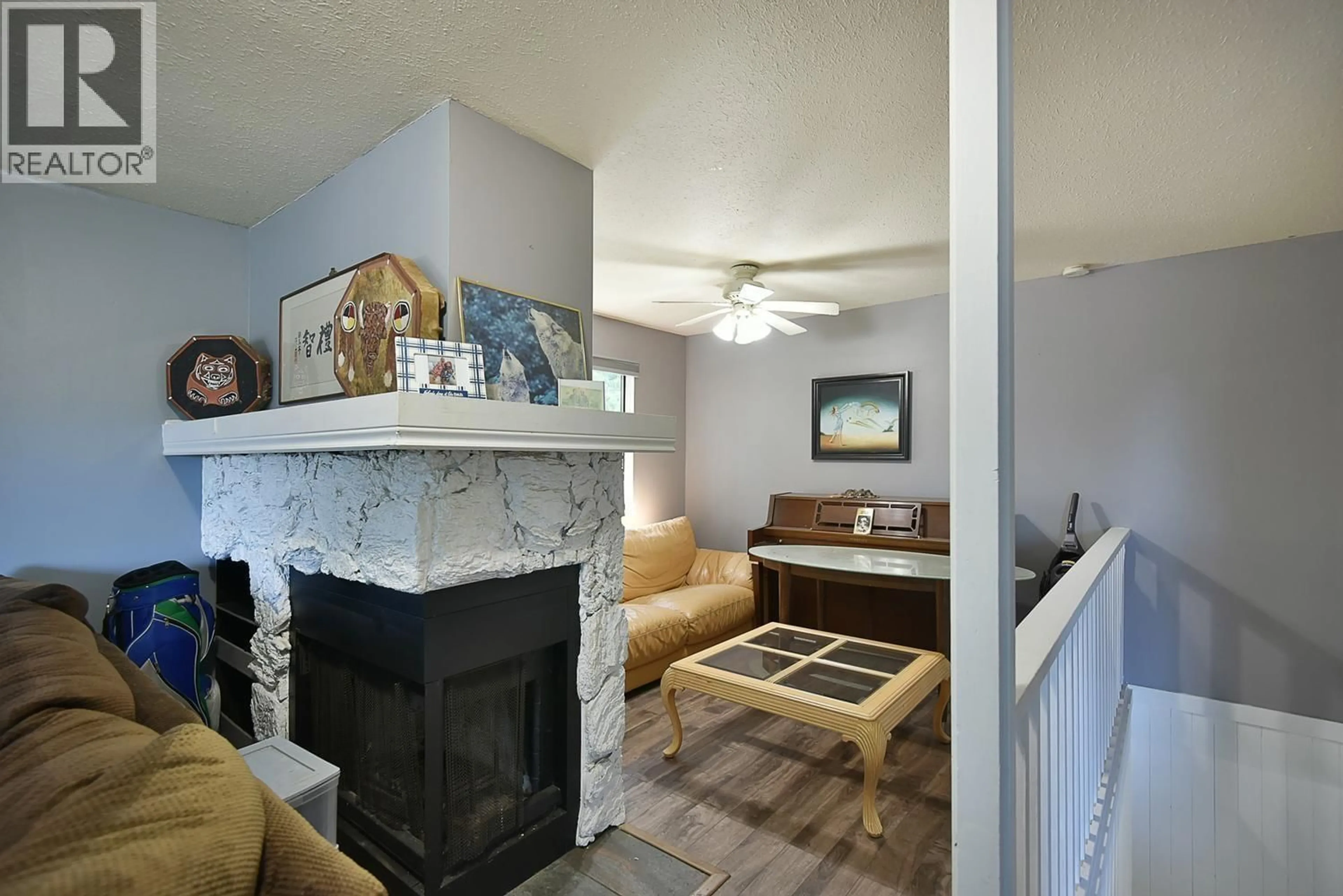 Living room with furniture, unknown for 5727 TRAIL AVENUE, Sechelt British Columbia V7Z0H8