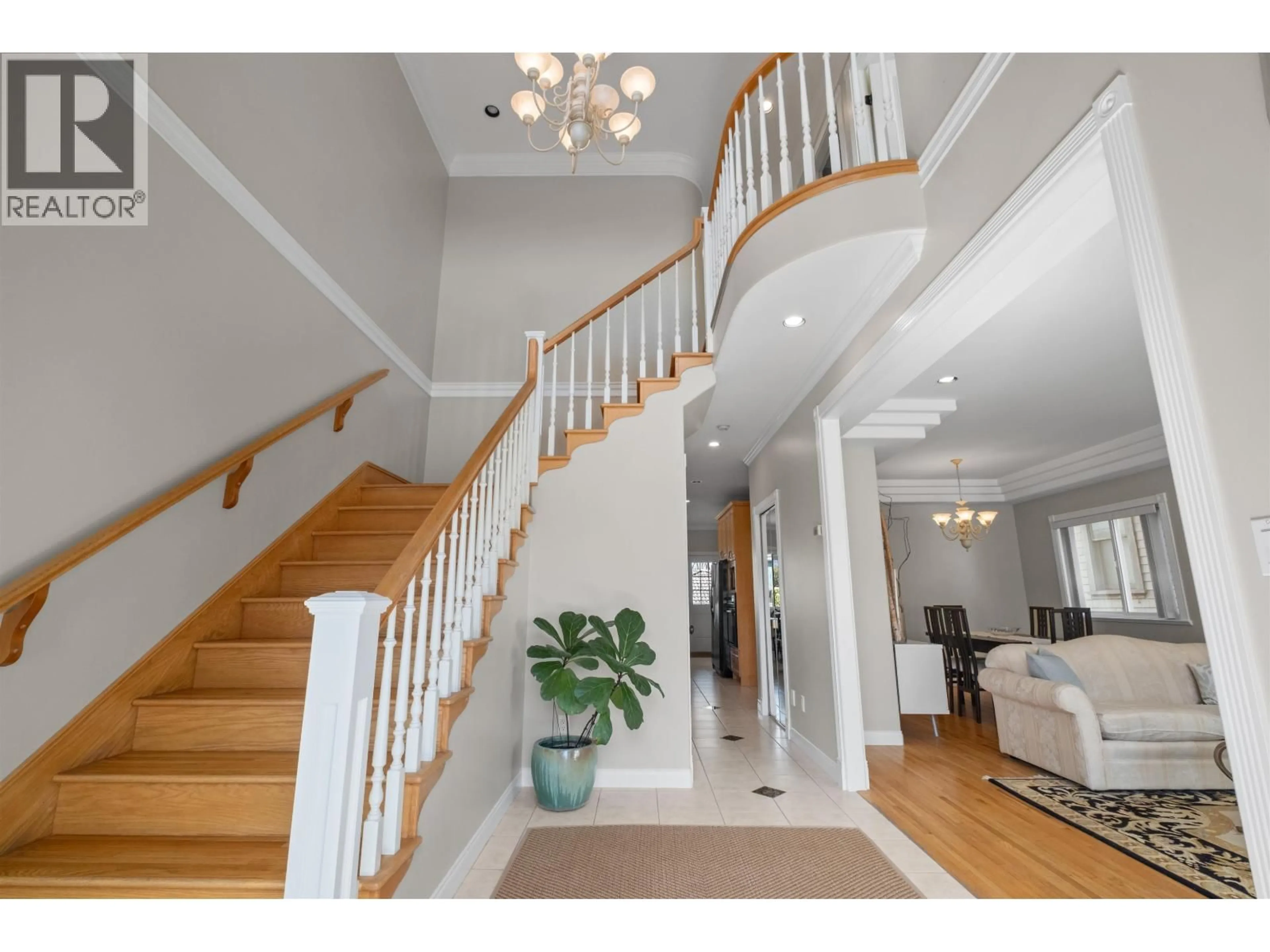 Indoor foyer for 4127 OXFORD STREET, Burnaby British Columbia V5C7A2