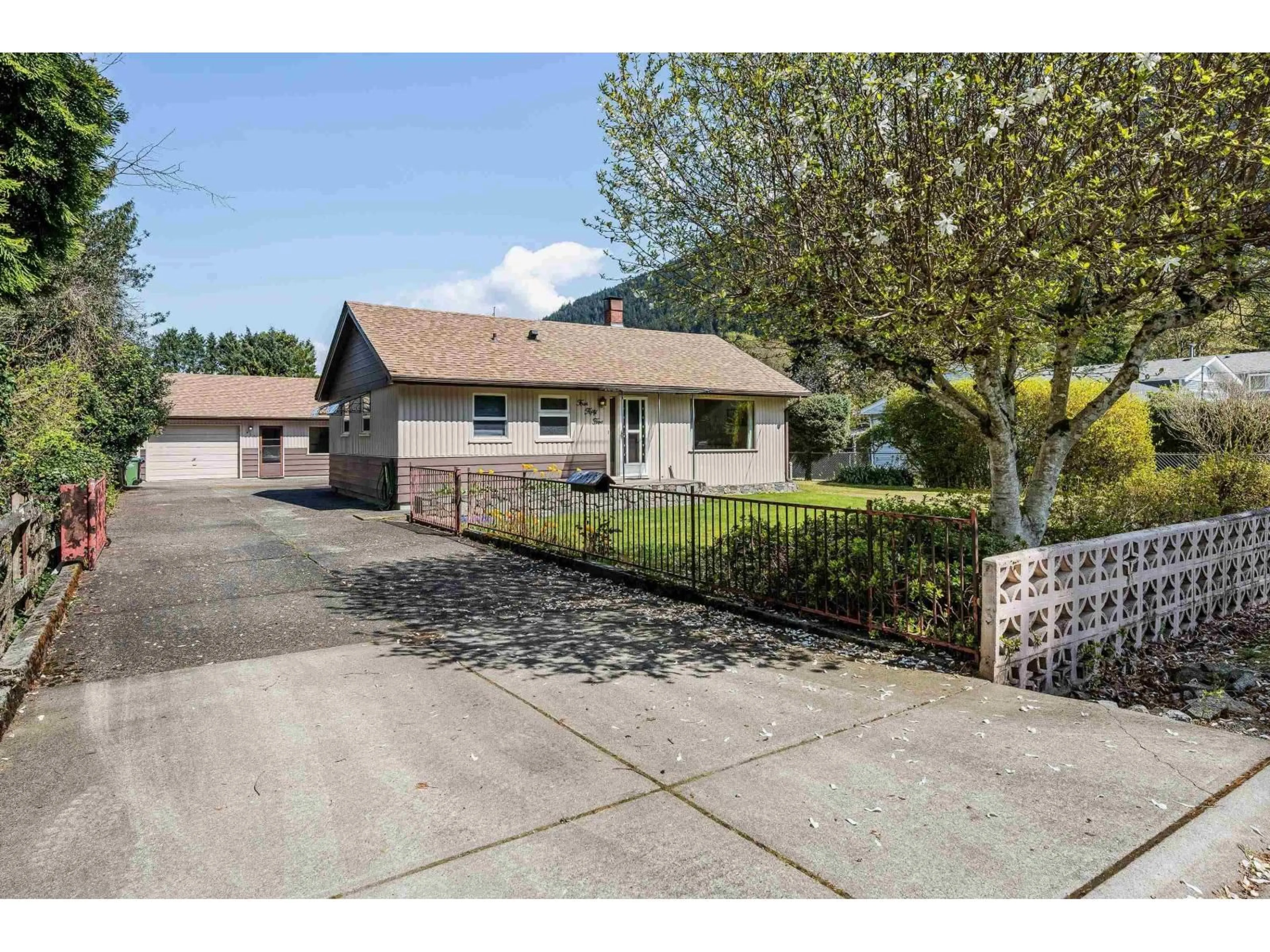 A pic from outside/outdoor area/front of a property/back of a property/a pic from drone, street for 455 PINE AVENUE, Harrison Hot Springs British Columbia V0M1K0