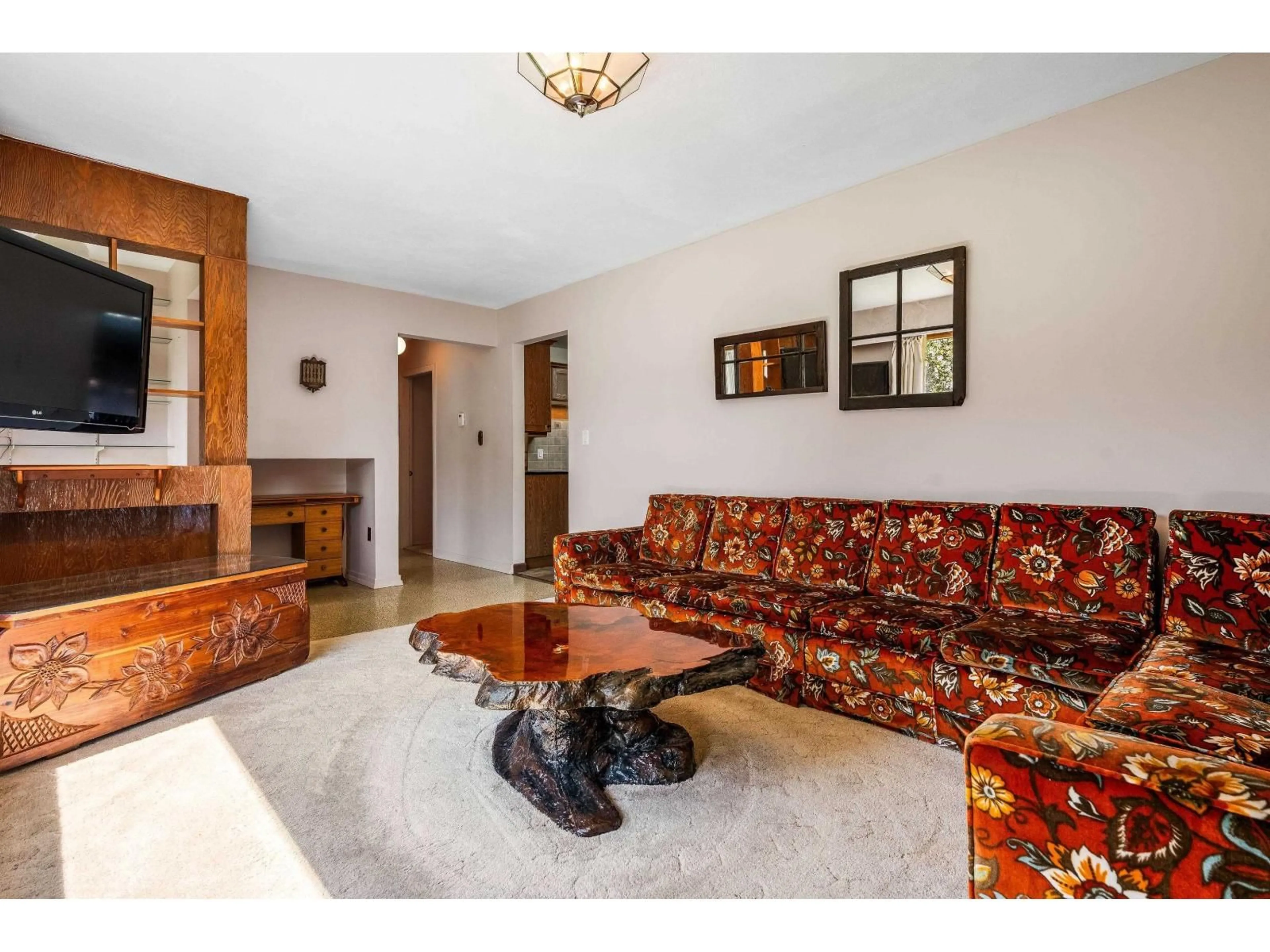 Living room with furniture, unknown for 455 PINE AVENUE, Harrison Hot Springs British Columbia V0M1K0