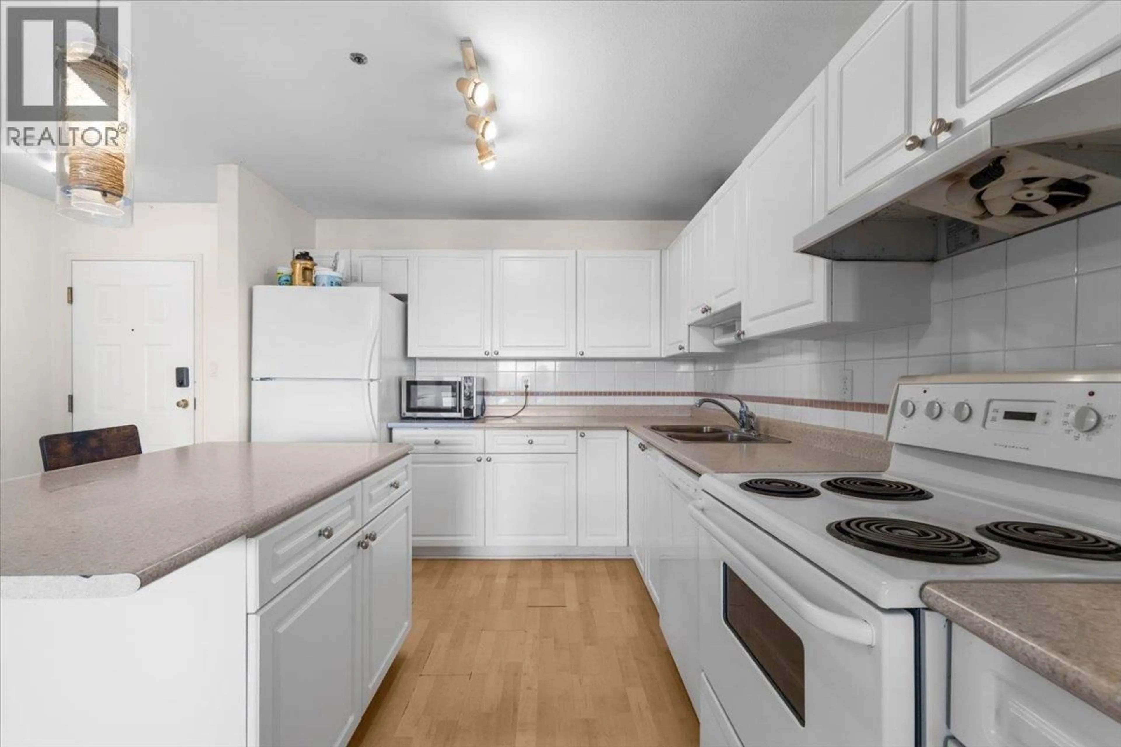 Standard kitchen, unknown for 819 - 1310 CARIBOO STREET, New Westminster British Columbia V3M1X2