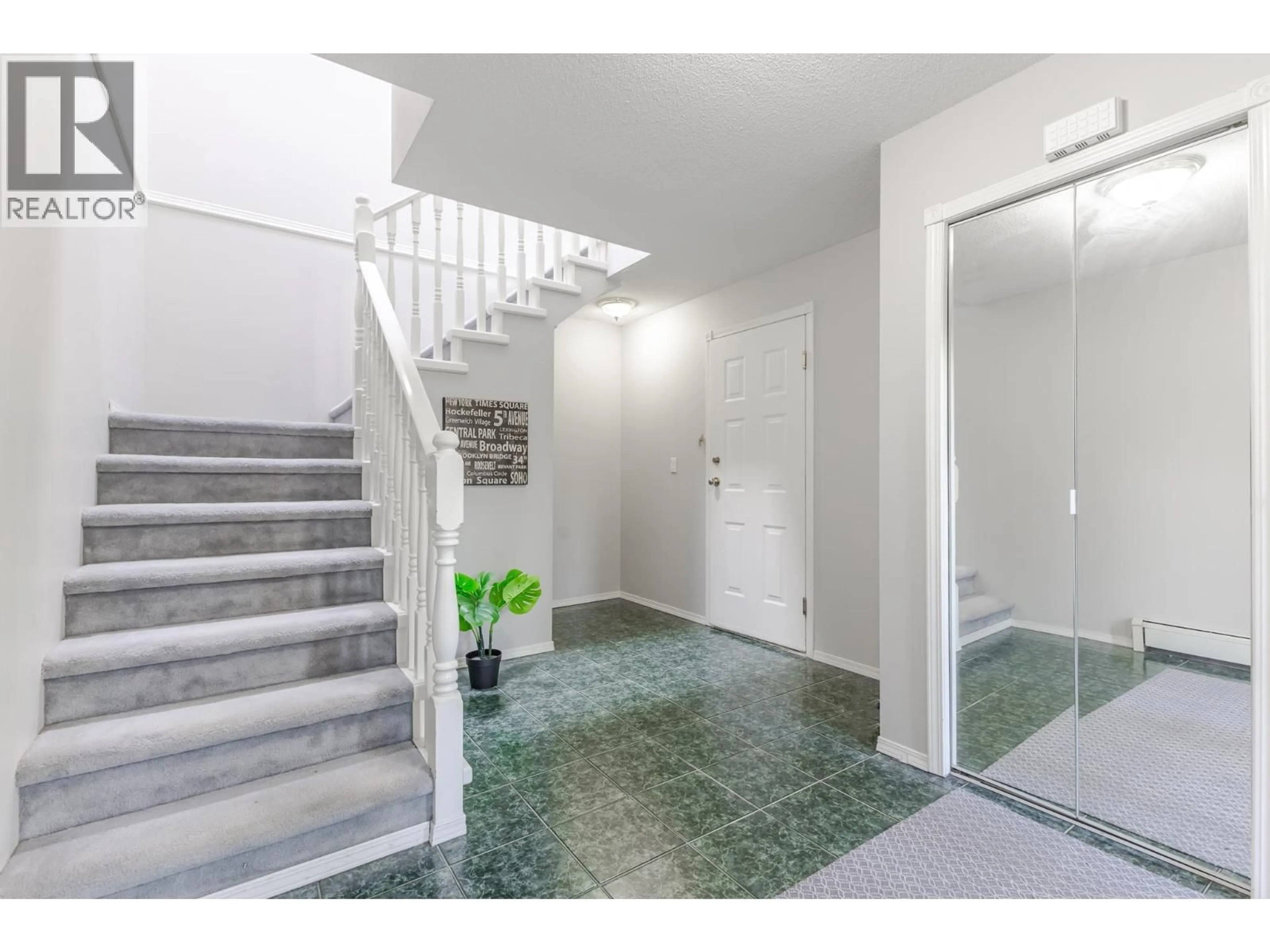 Indoor entryway for 620 THIRTEENTH STREET, New Westminster British Columbia V3M4M4