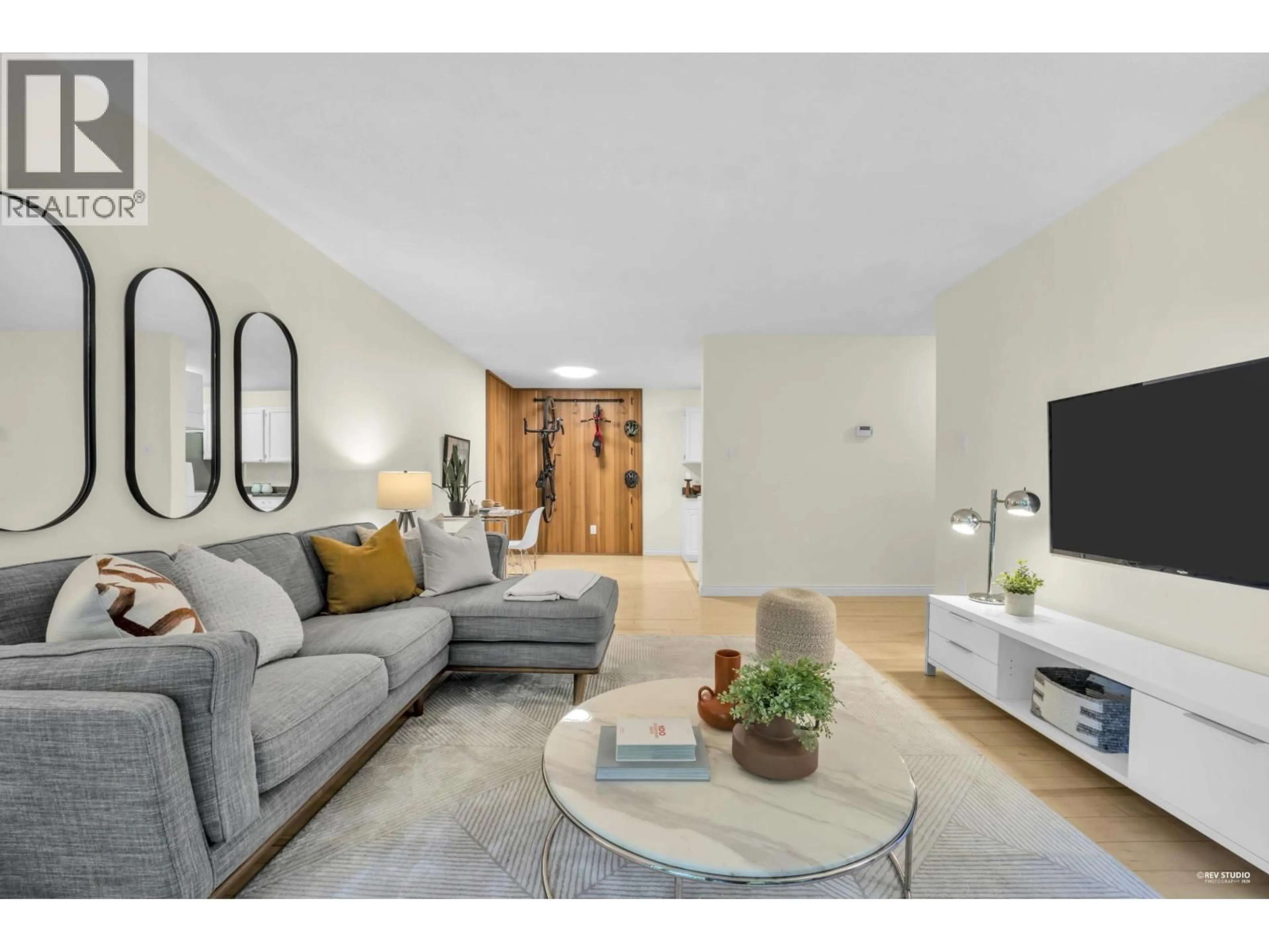 Living room with furniture, unknown for 103 - 150 5TH STREET, North Vancouver British Columbia V7L1L5
