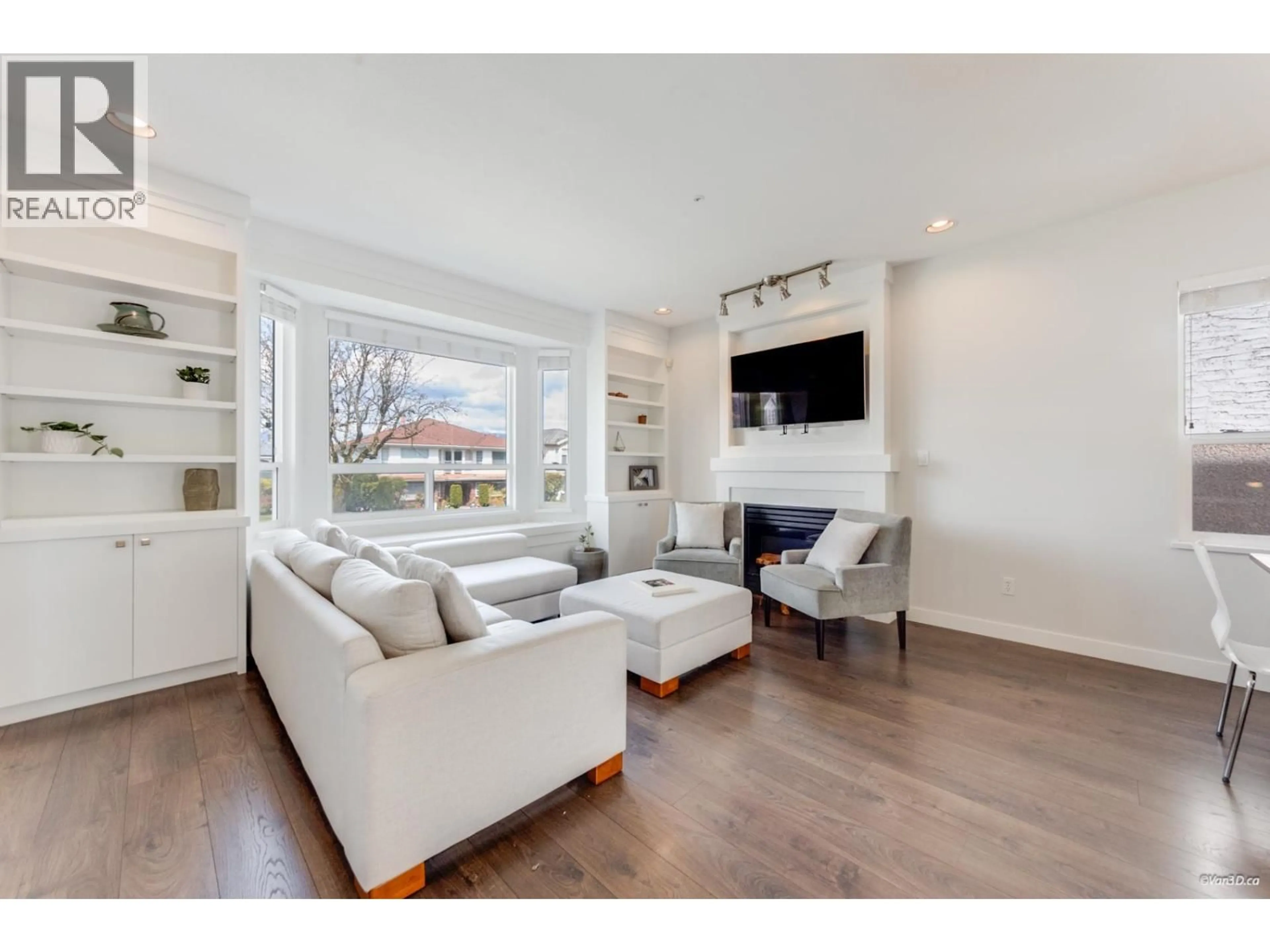 Living room with furniture, wood/laminate floor for 2648 19TH AVENUE, Vancouver British Columbia V5M2S4