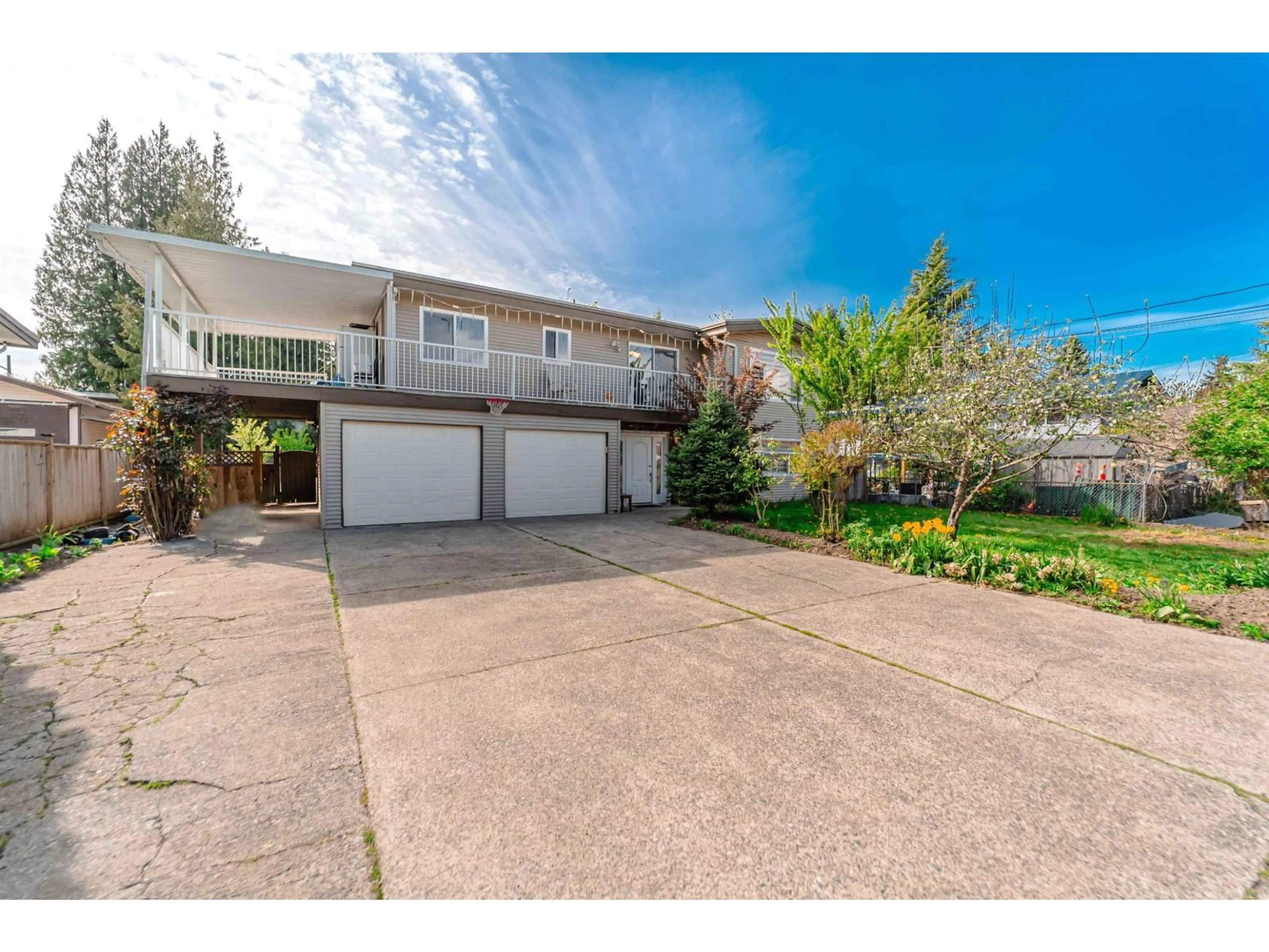 A pic from outside/outdoor area/front of a property/back of a property/a pic from drone, street for 3095 ROYAL STREET, Abbotsford British Columbia V2T2J1