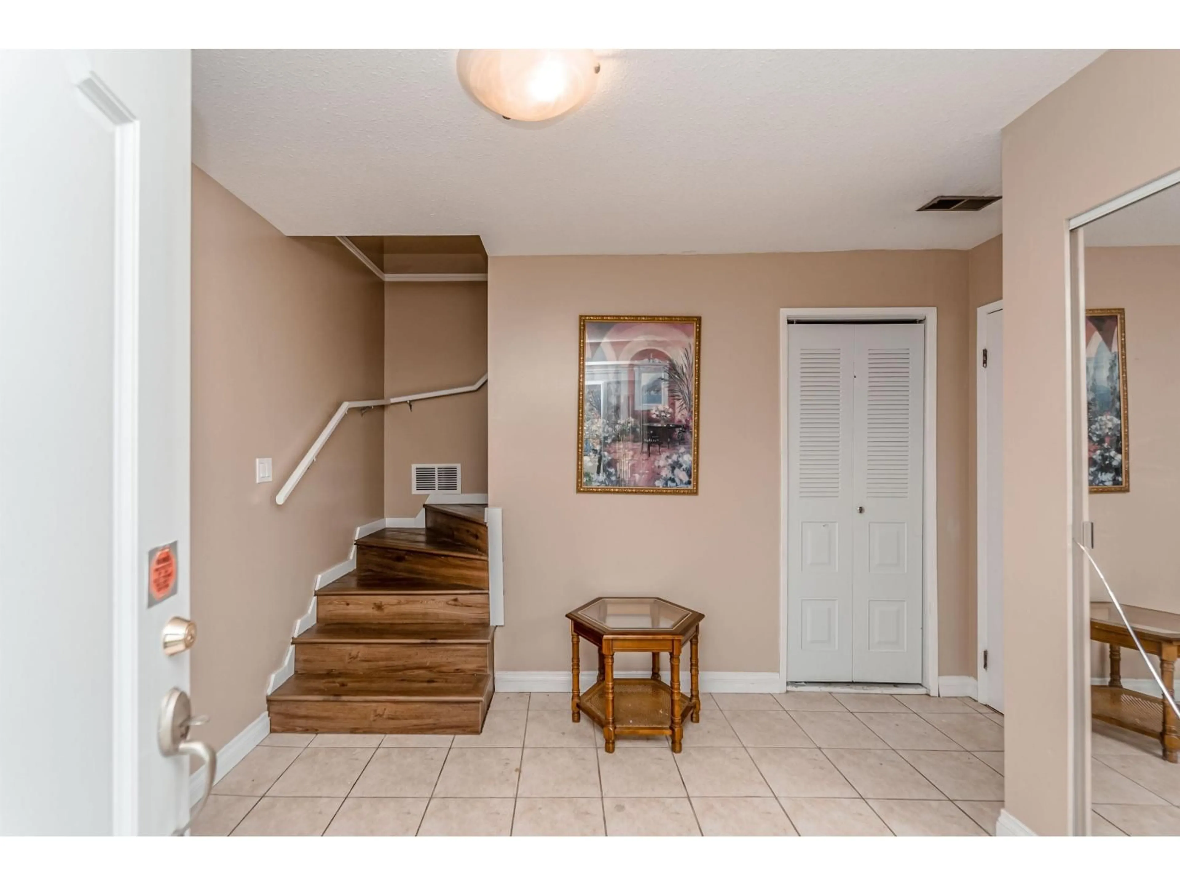 Indoor entryway for 3095 ROYAL STREET, Abbotsford British Columbia V2T2J1