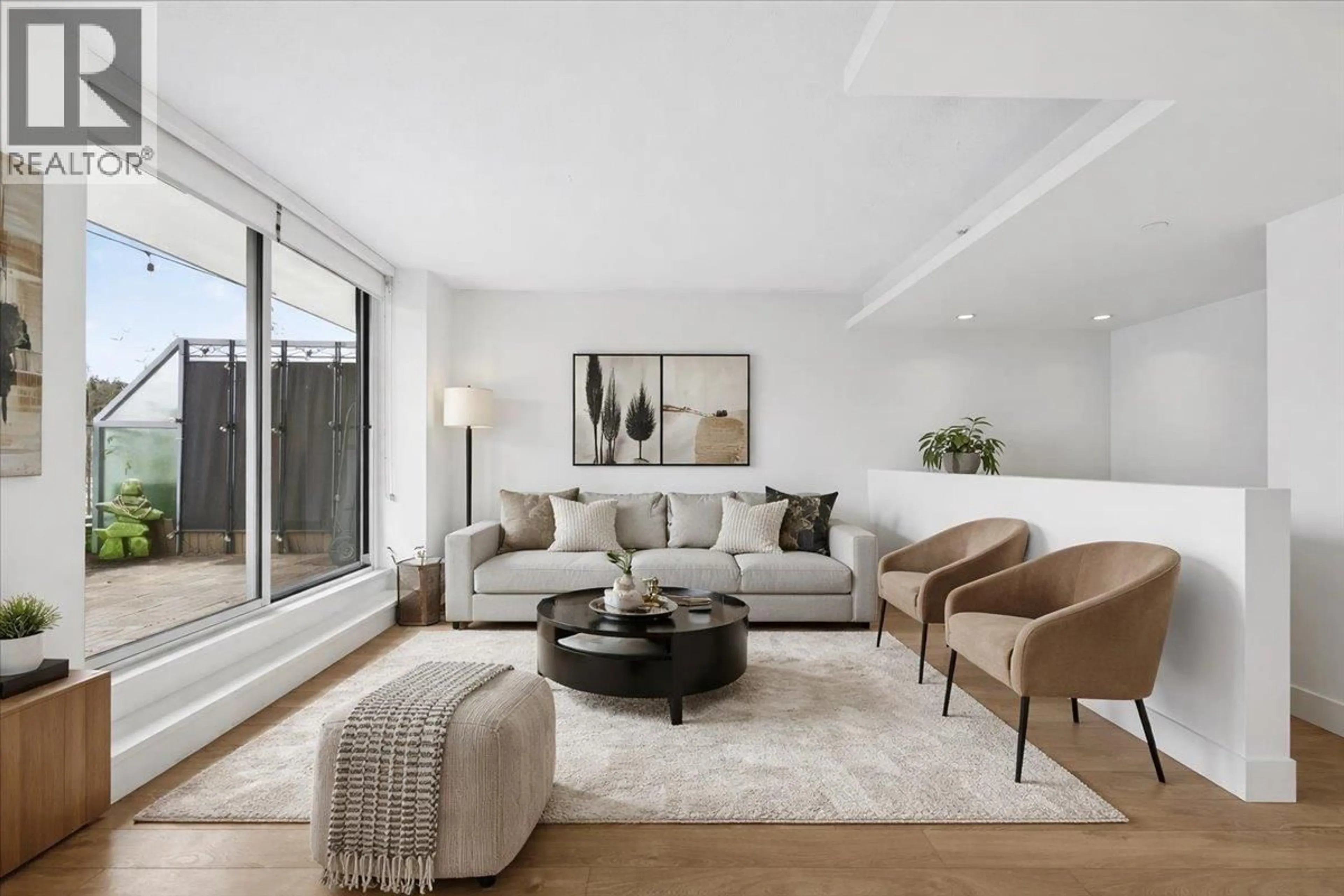 Living room with furniture, unknown for 610 - 680 SEYLYNN CRESCENT, North Vancouver British Columbia V7J0B5