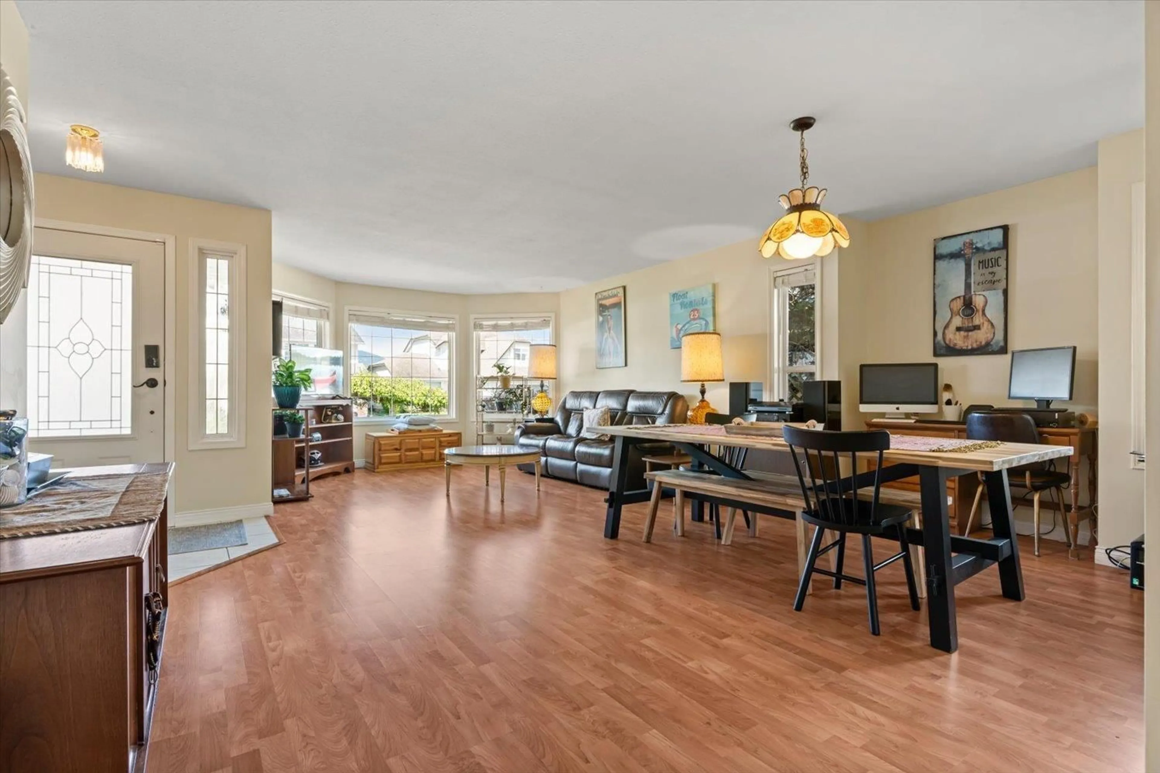 Living room with furniture, wood/laminate floor for 5648 CARTER ROAD, Chilliwack British Columbia V2R3J9