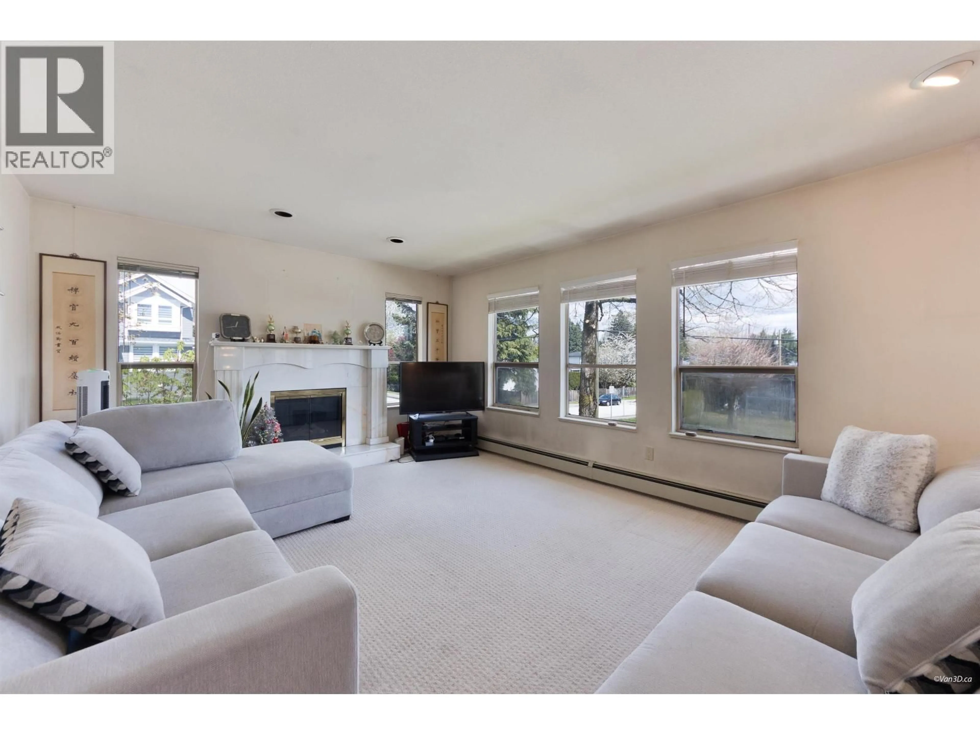 Living room with furniture, unknown for 4355 MACDONALD AVENUE, Burnaby British Columbia V5G2Z8