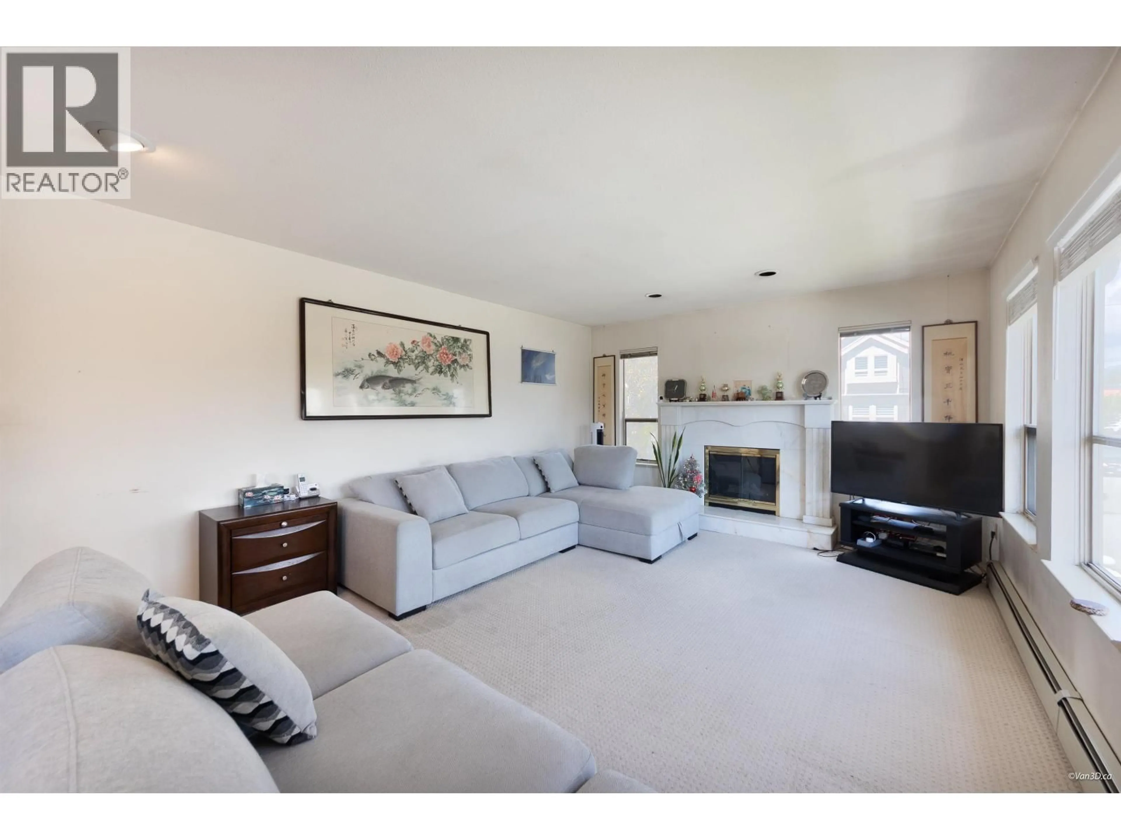 Living room with furniture, unknown for 4355 MACDONALD AVENUE, Burnaby British Columbia V5G2Z8