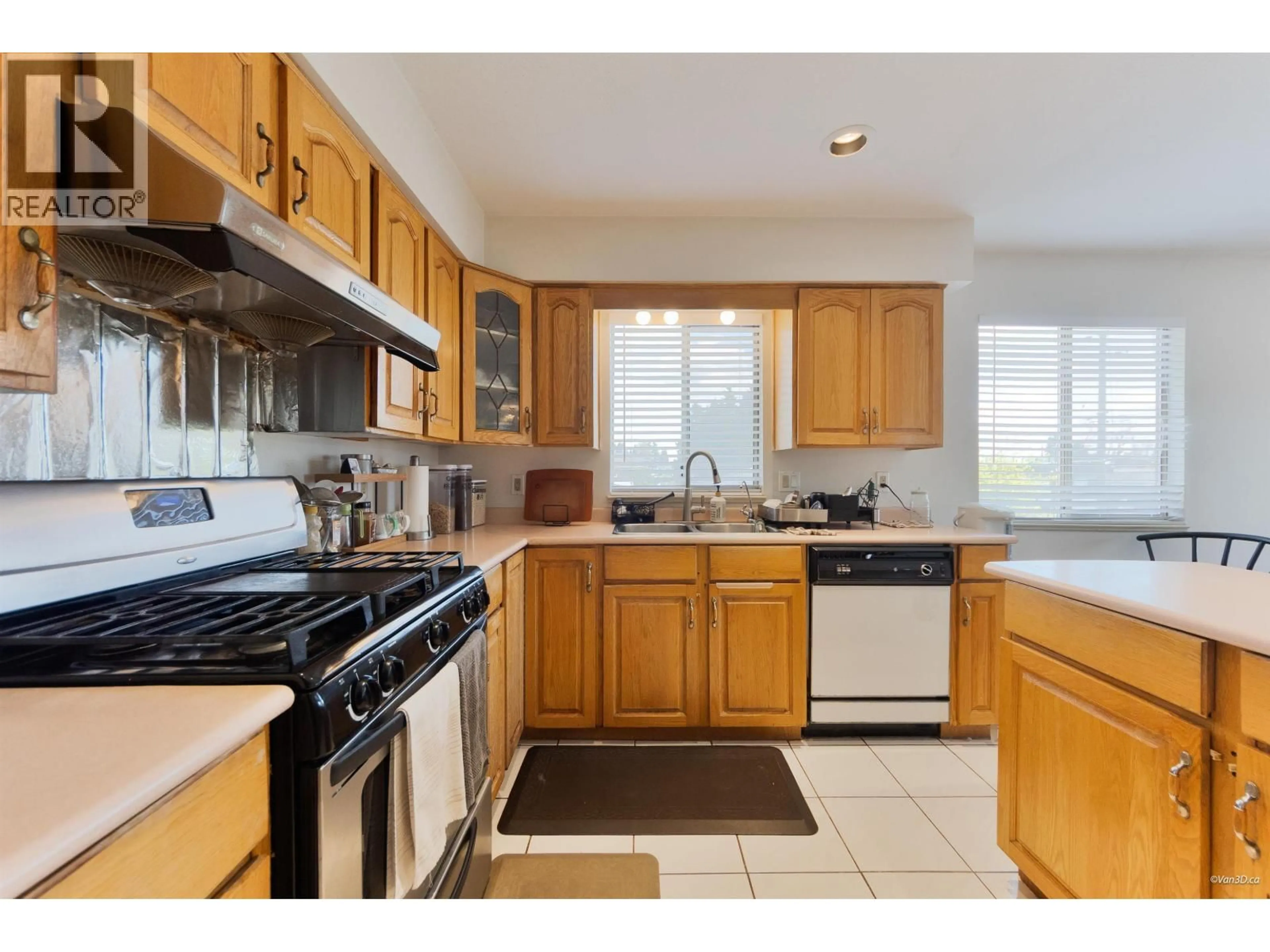 Standard kitchen, ceramic/tile floor for 4355 MACDONALD AVENUE, Burnaby British Columbia V5G2Z8