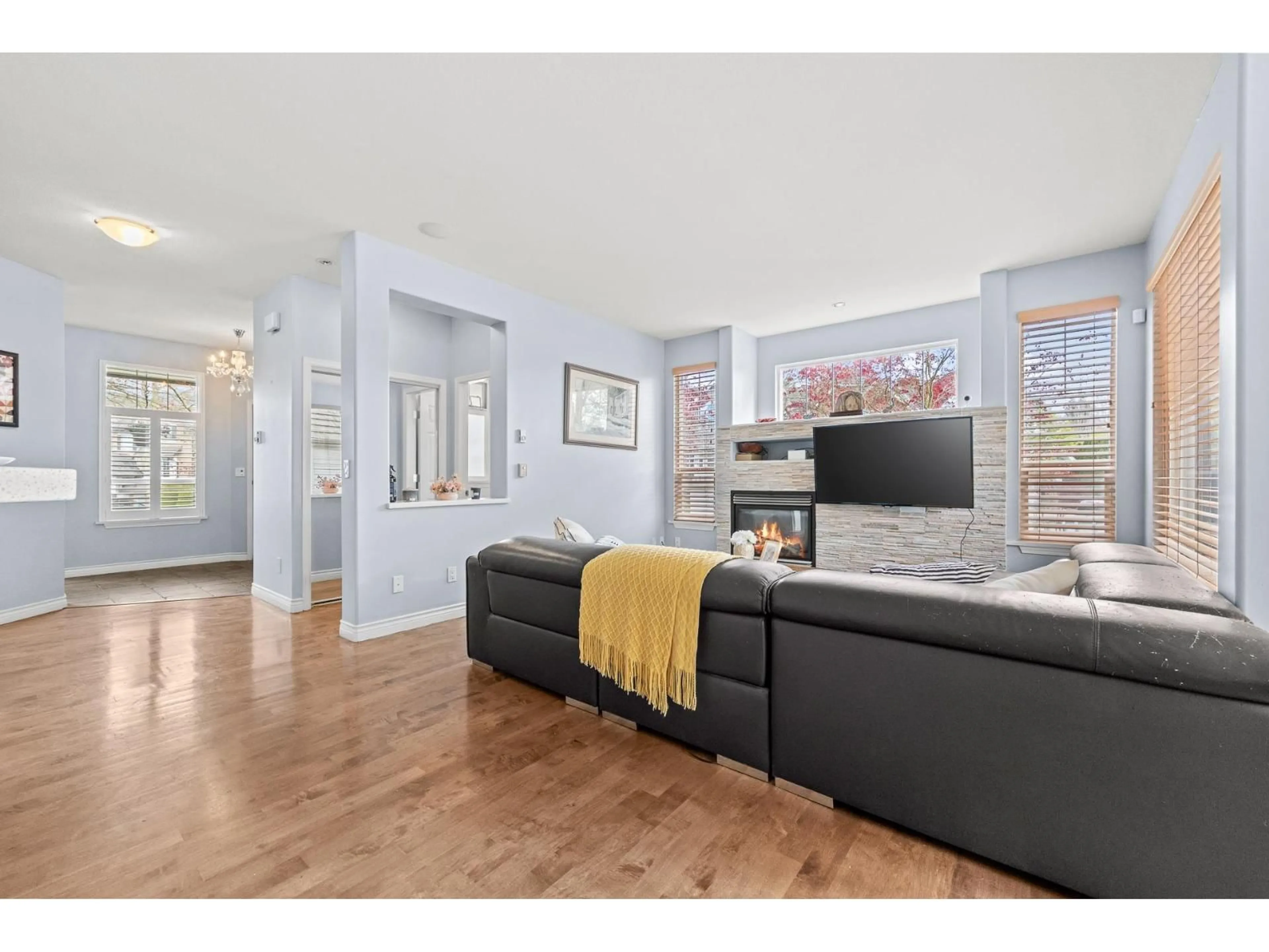 Living room with furniture, unknown for 3307 ROSEMARY HEIGHTS CRESCENT, Surrey British Columbia V3Z0K7