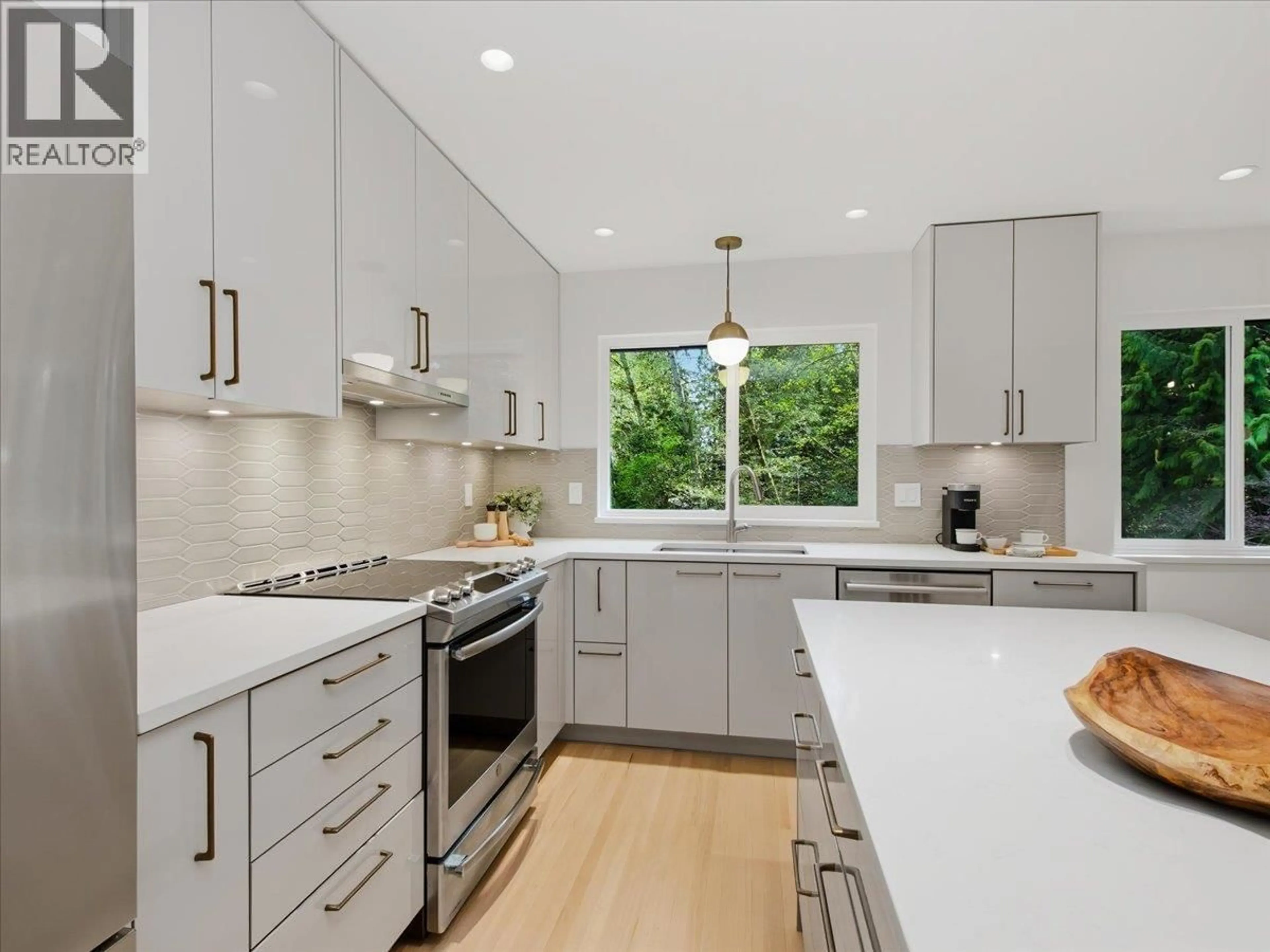 Contemporary kitchen, unknown for 1392 CHAMBERLAIN DRIVE, North Vancouver British Columbia V7K1P6