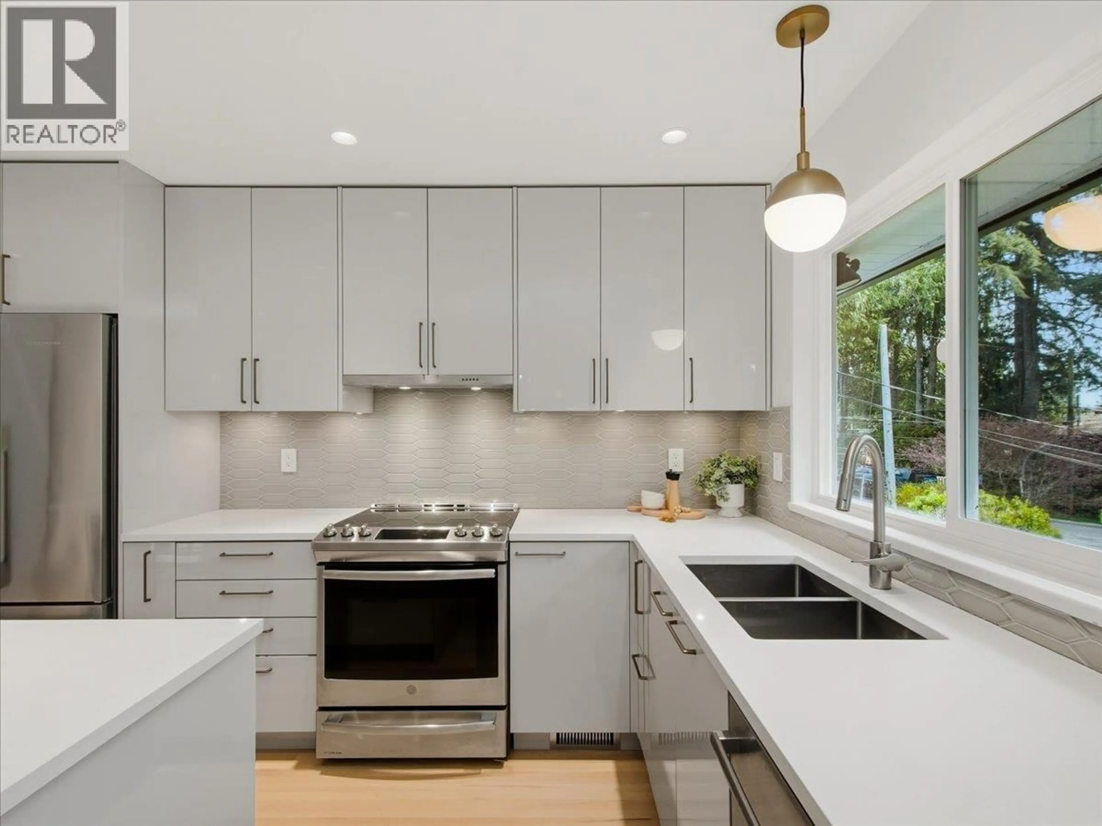 Contemporary kitchen, unknown for 1392 CHAMBERLAIN DRIVE, North Vancouver British Columbia V7K1P6